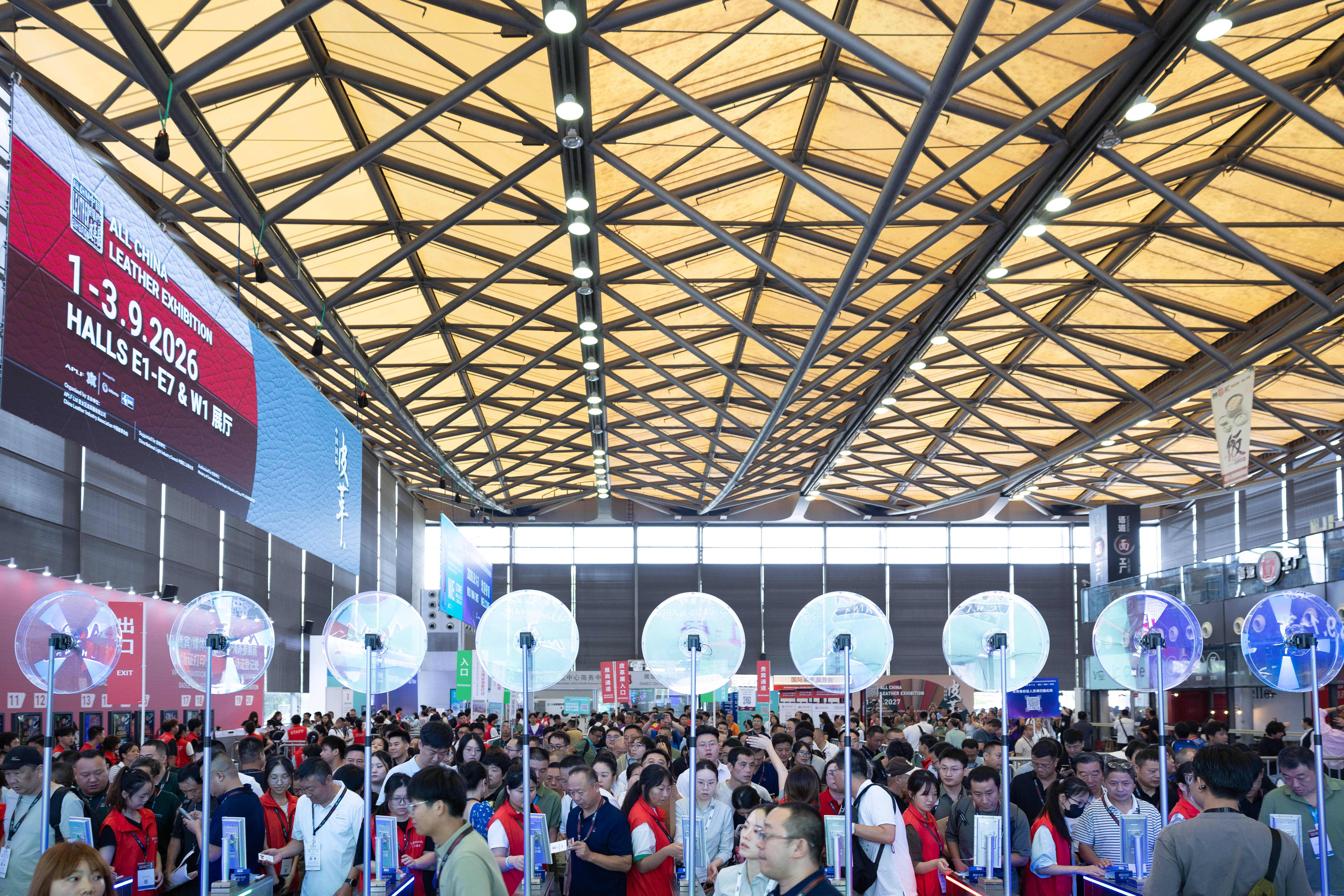 2026国际鞋包服饰时尚展览会在上海开幕，汇聚百余家企业聚焦时尚创新