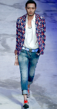 刘奕群牛仔装发布