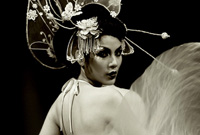 浮光随裙摆 漾影掠T台