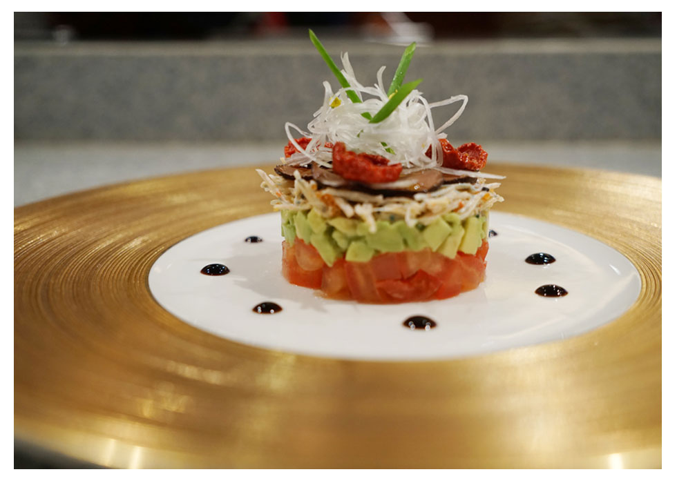 一盘砌红堆绿的蟹肉牛油果塔