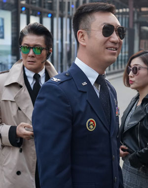 时装周场外：高龄制服诱惑