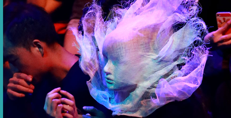 中国国际时装周看台惊现&ldquo;天外飞仙&rdquo;