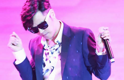 罗志祥帅气亮相中国国际时装周T台