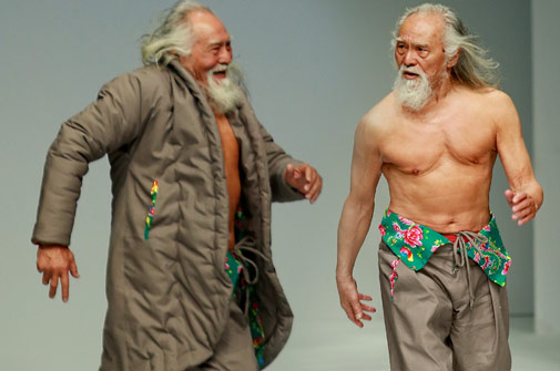 花棉袄火了王德顺 八十岁的时髦也前卫