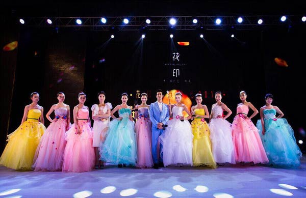 全民男神李治廷与武汉站10强女孩合影