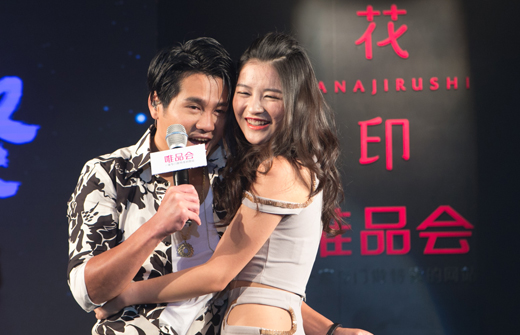 曹格亮相花印女孩上半年决赛 与粉丝亲密互动