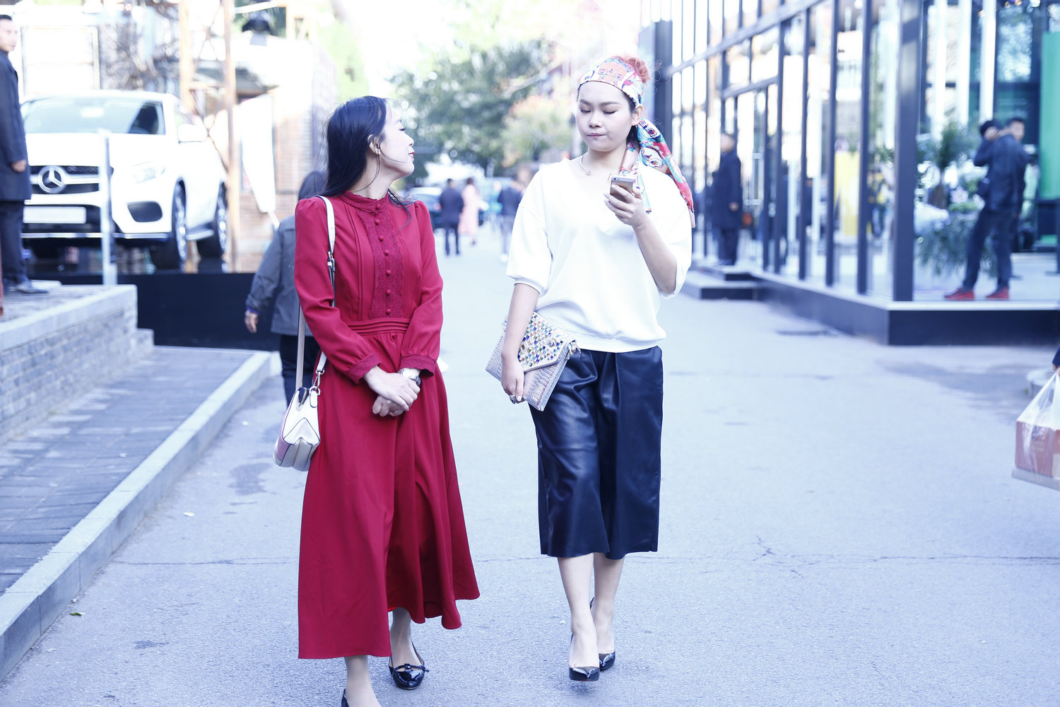 10月26日中国国际时装周 场外寒风却也抵挡不住时尚客的形色绽放