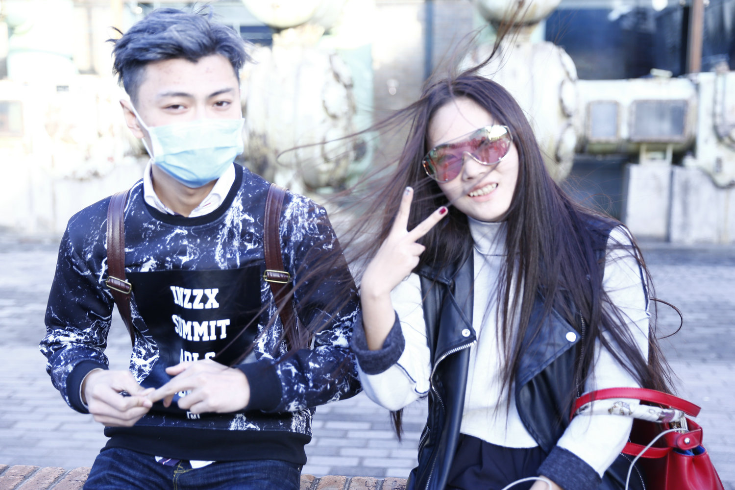 10月26日中国国际时装周 场外寒风却也抵挡不住时尚客的形色绽放