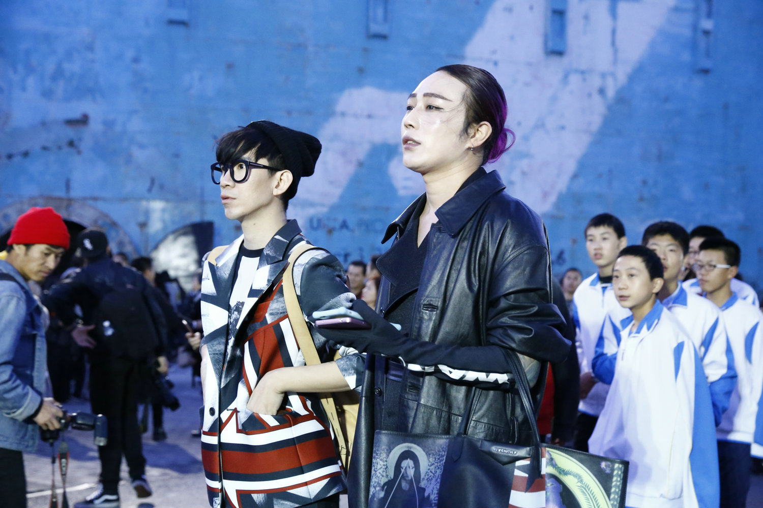 10月26日中国国际时装周 场外寒风却也抵挡不住时尚客的形色绽放