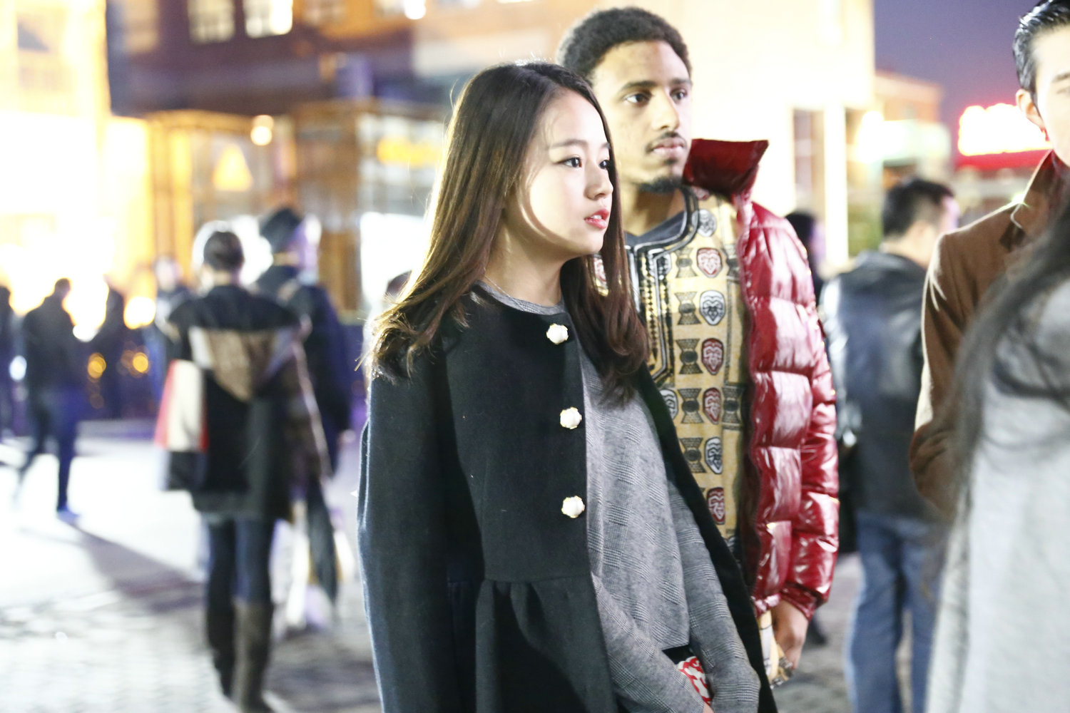 10月26日中国国际时装周 场外寒风却也抵挡不住时尚客的形色绽放