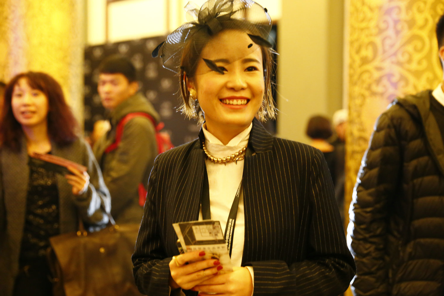 10月26日中国国际时装周 场外寒风却也抵挡不住时尚客的形色绽放