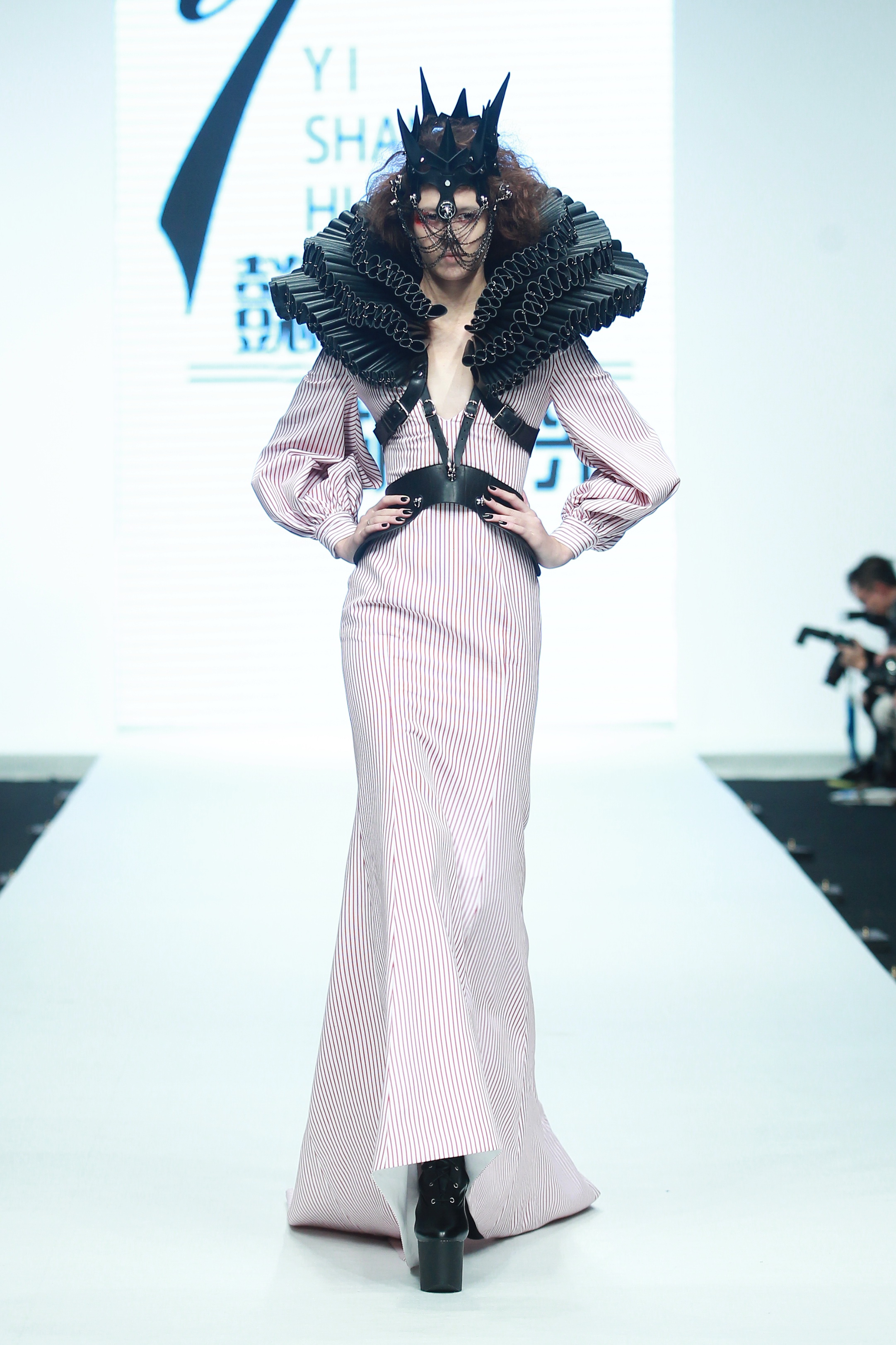 一场让人记不住服装的服装发布会