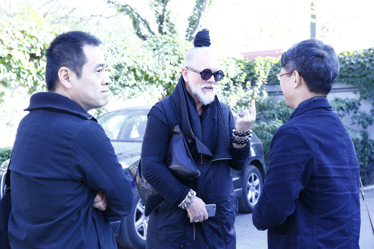 如火如荼的讨论艺术和文化，或许头上的包头也有什么象征意义吧。