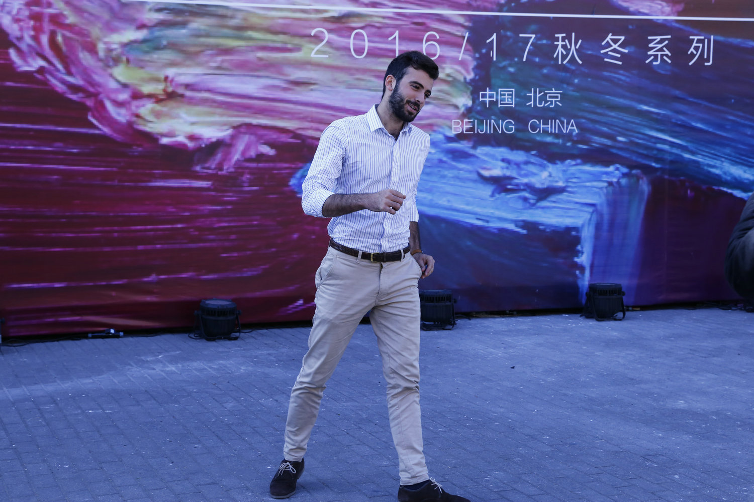 想叫他停下脚步，奈何自己腿太短。