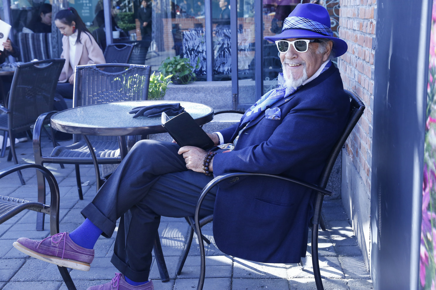 一顶礼帽一捧书，一个活脱脱的英国老绅士。