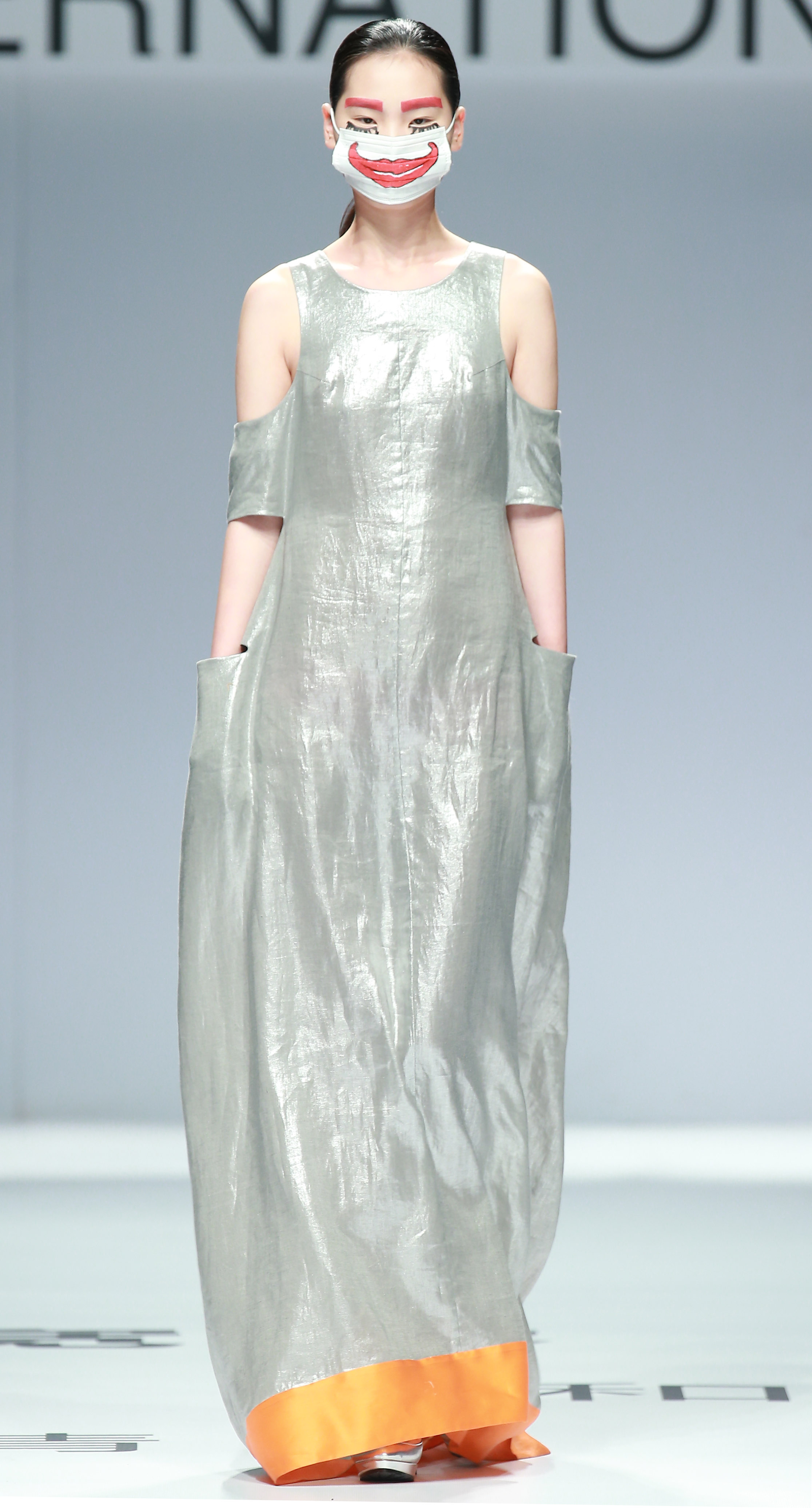 2016春夏中国国际时装周 中法艾蒙时尚学院2015届毕业生作品时装发布 新华社记者陈建力摄