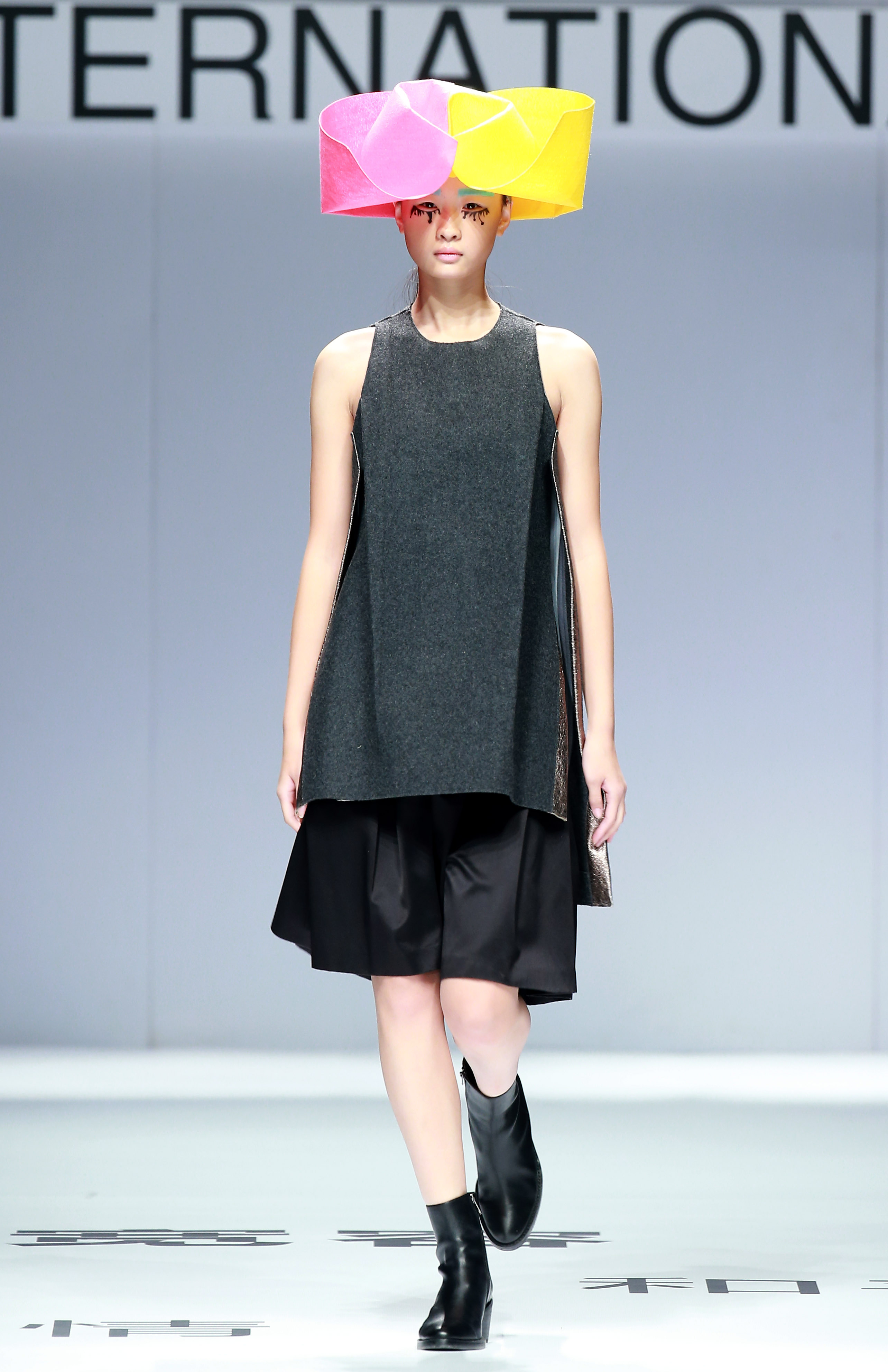 2016春夏中国国际时装周 中法艾蒙时尚学院2015届毕业生作品时装发布 新华社记者陈建力摄