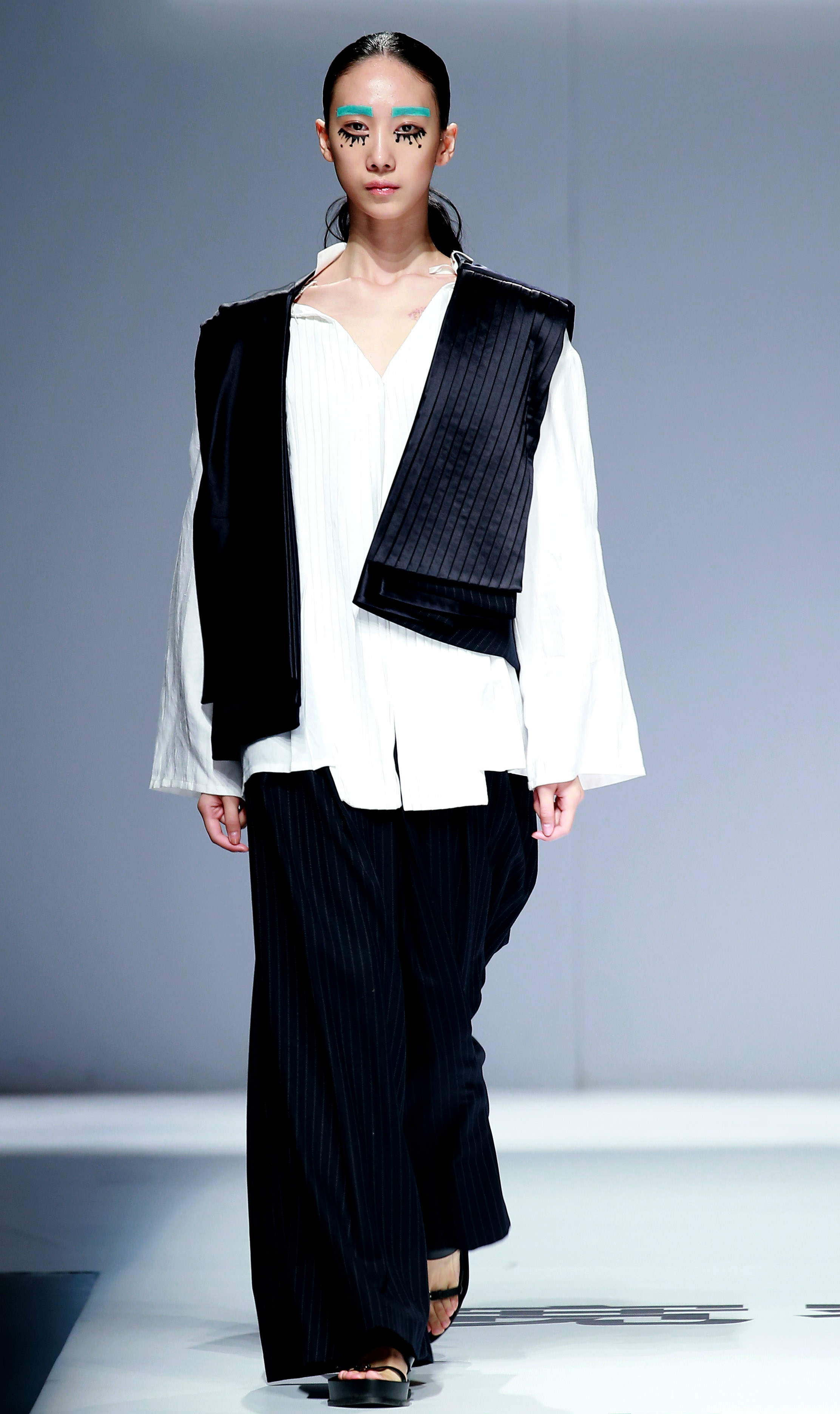 2016春夏中国国际时装周 中法艾蒙时尚学院2015届毕业生作品时装发布 新华社记者陈建力摄