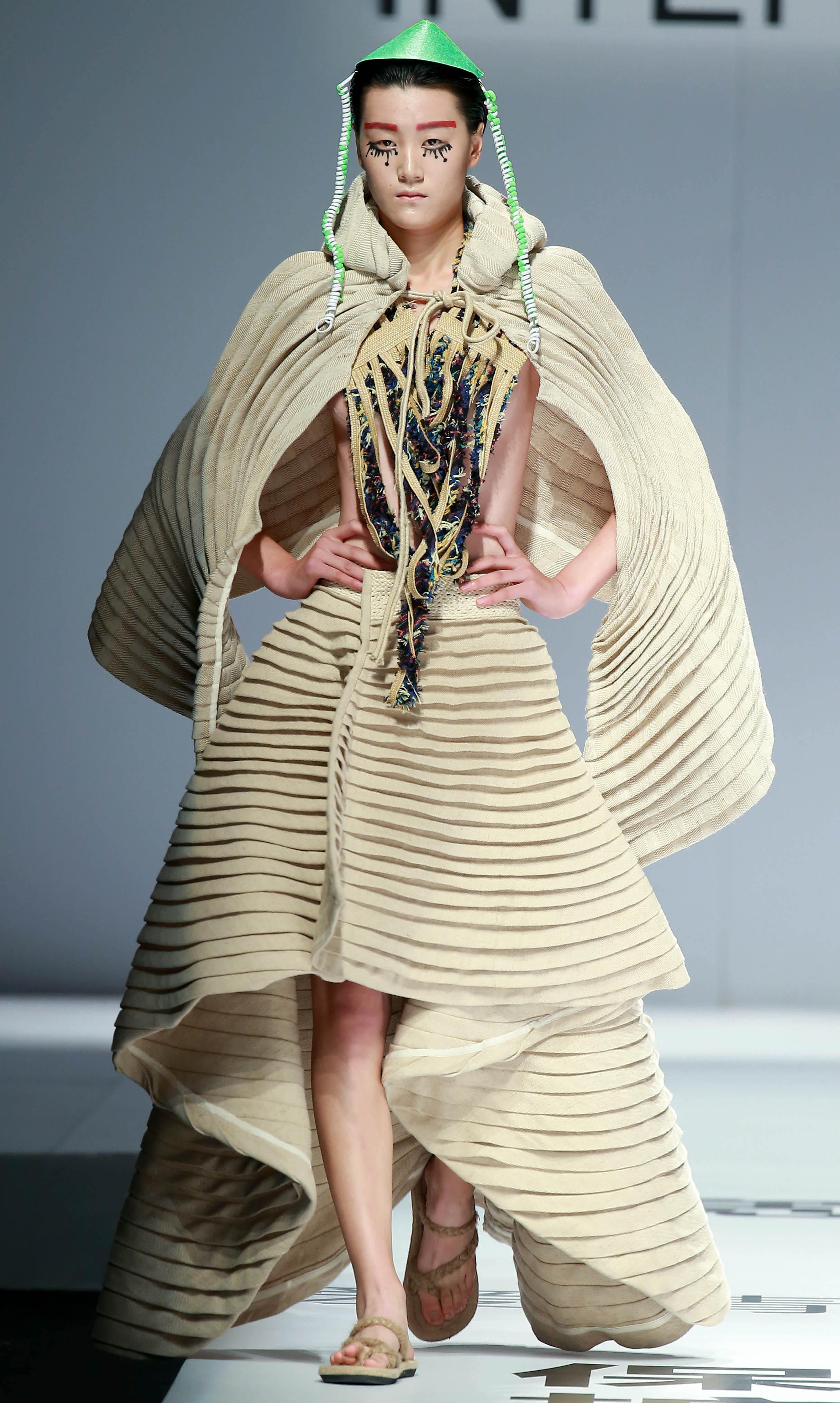 2016春夏中国国际时装周 中法艾蒙时尚学院2015届毕业生作品时装发布 新华社记者陈建力摄