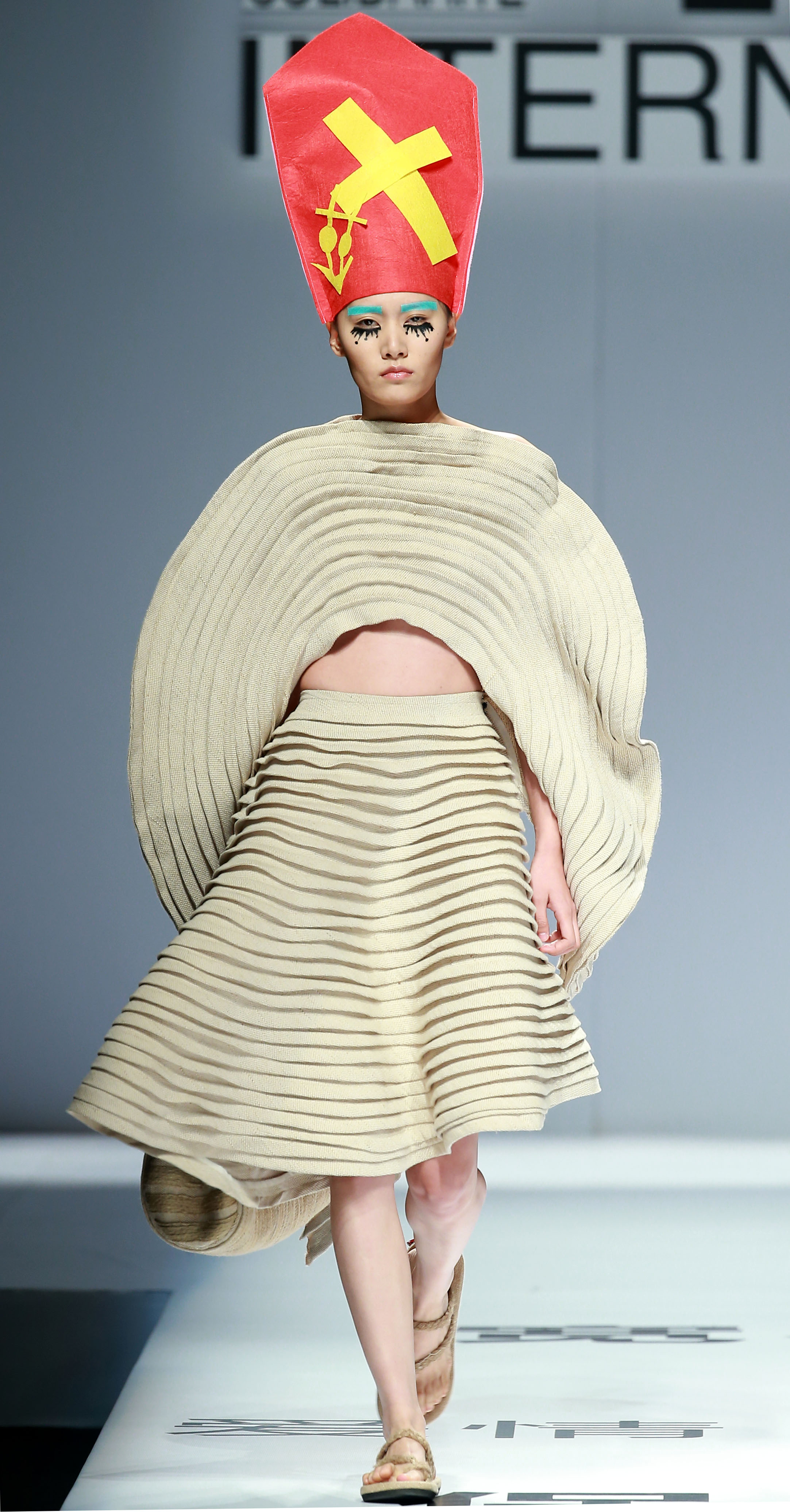 2016春夏中国国际时装周 中法艾蒙时尚学院2015届毕业生作品时装发布 新华社记者陈建力摄