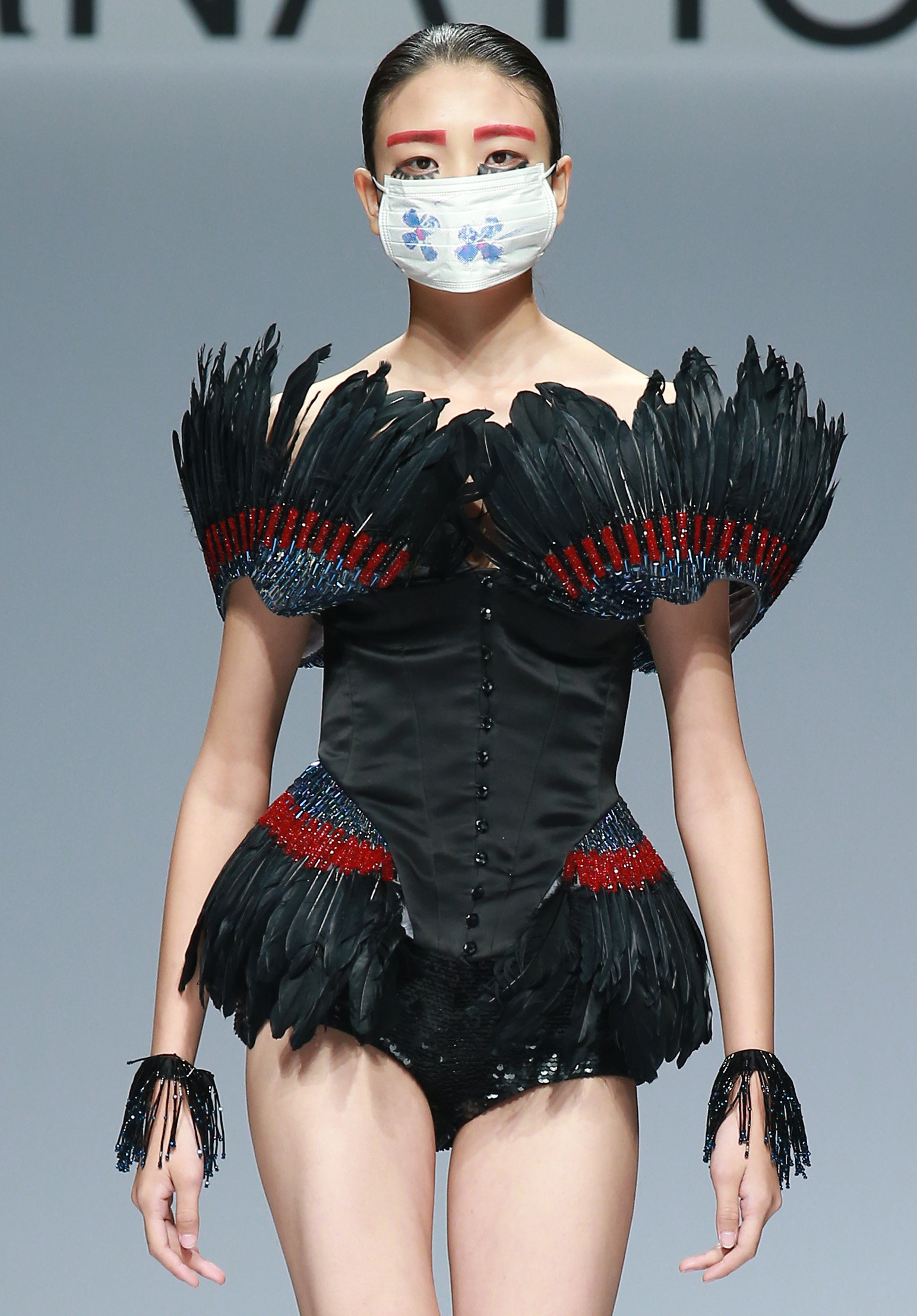 2016春夏中国国际时装周 中法艾蒙时尚学院2015届毕业生作品时装发布 新华社记者陈建力摄