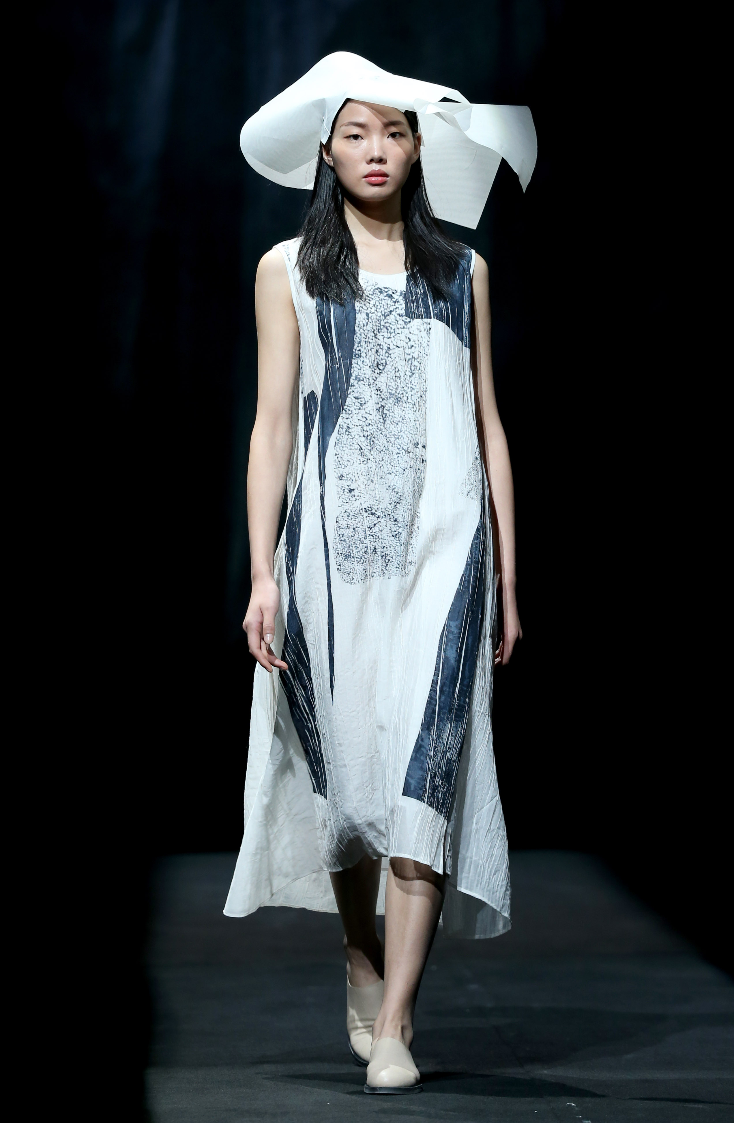 2016春夏中国国际时装周 容子木·李铂楠时装发布 新华社记者陈建力摄