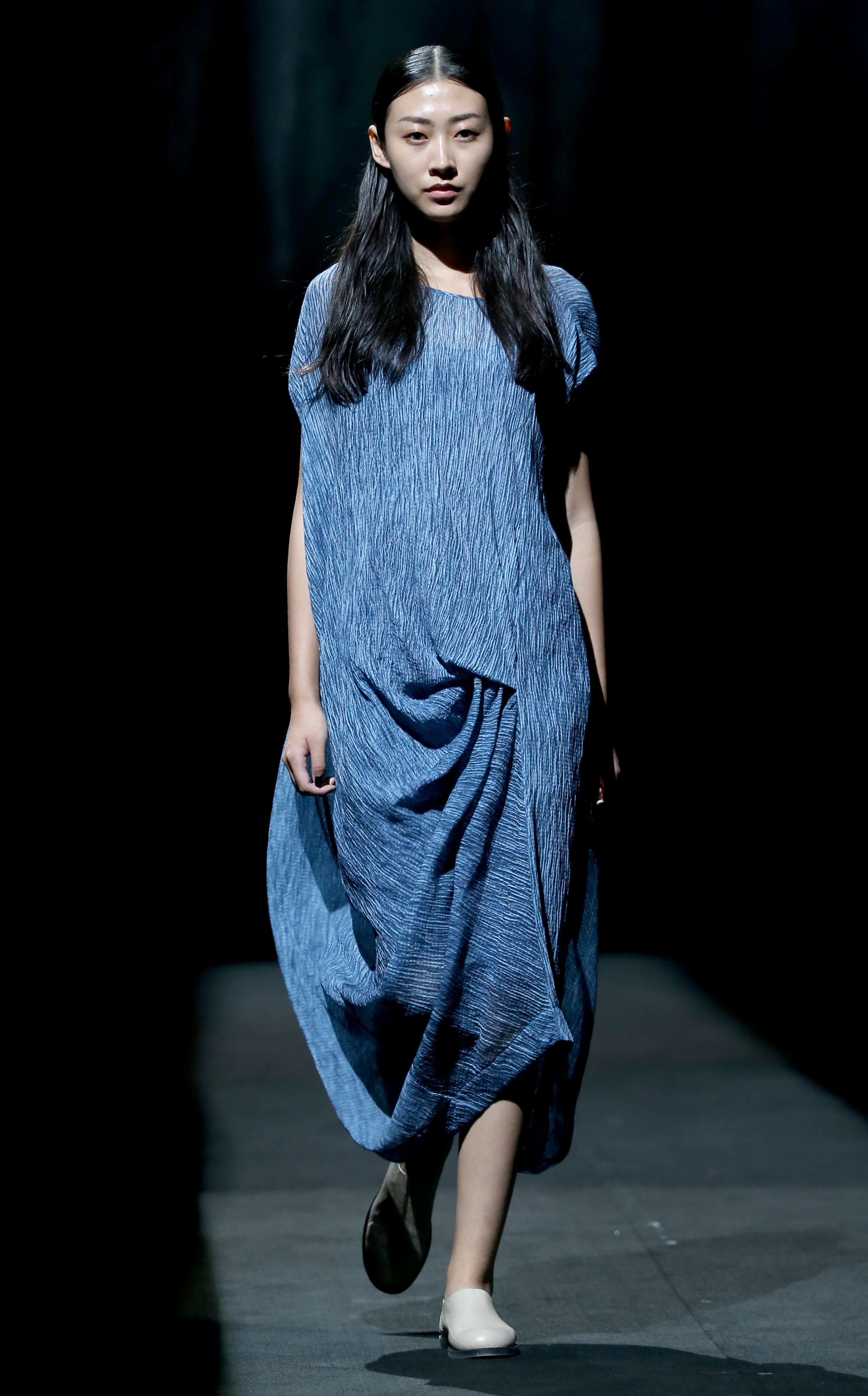 2016春夏中国国际时装周 容子木·李铂楠时装发布 新华社记者陈建力摄