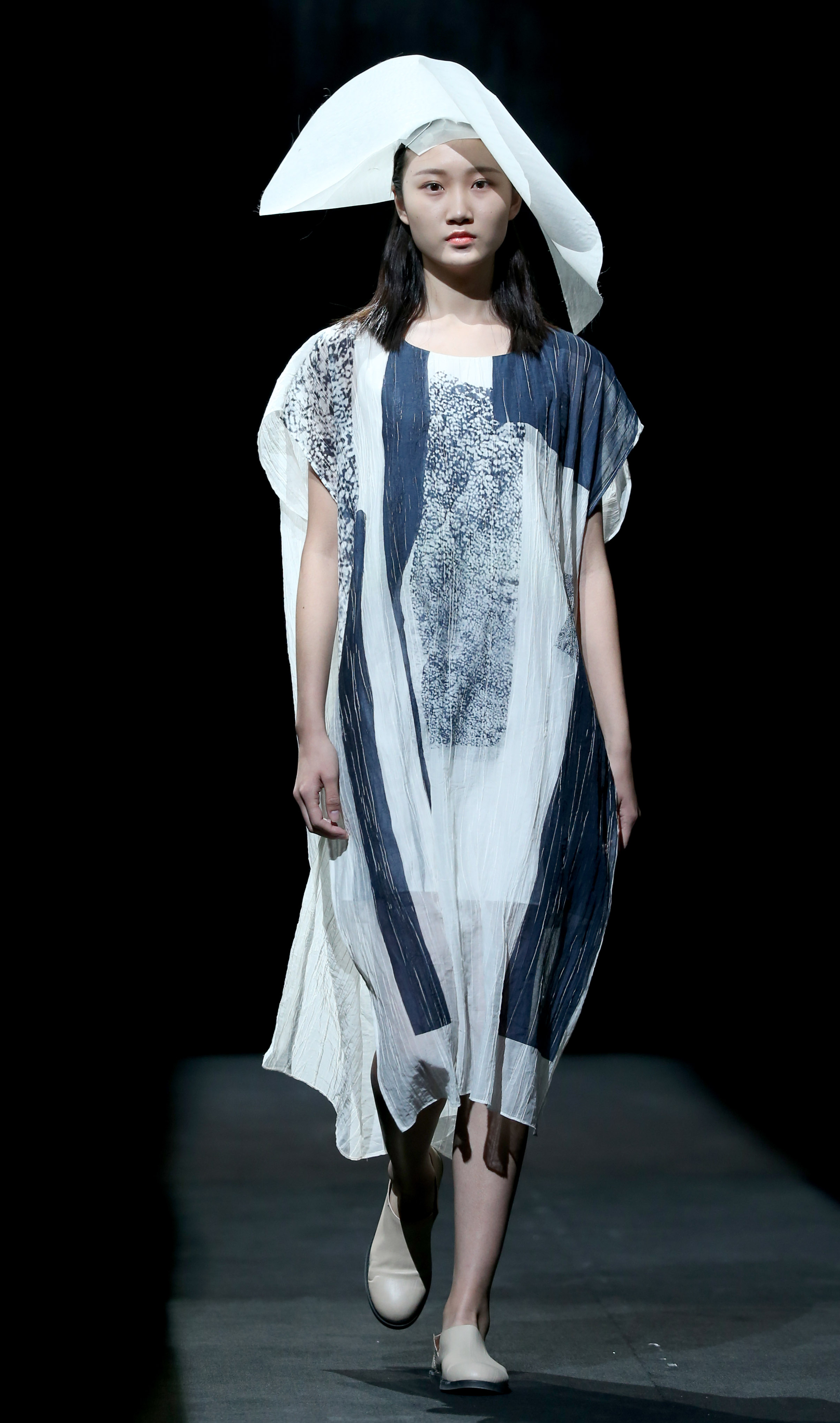 2016春夏中国国际时装周 容子木·李铂楠时装发布 新华社记者陈建力摄