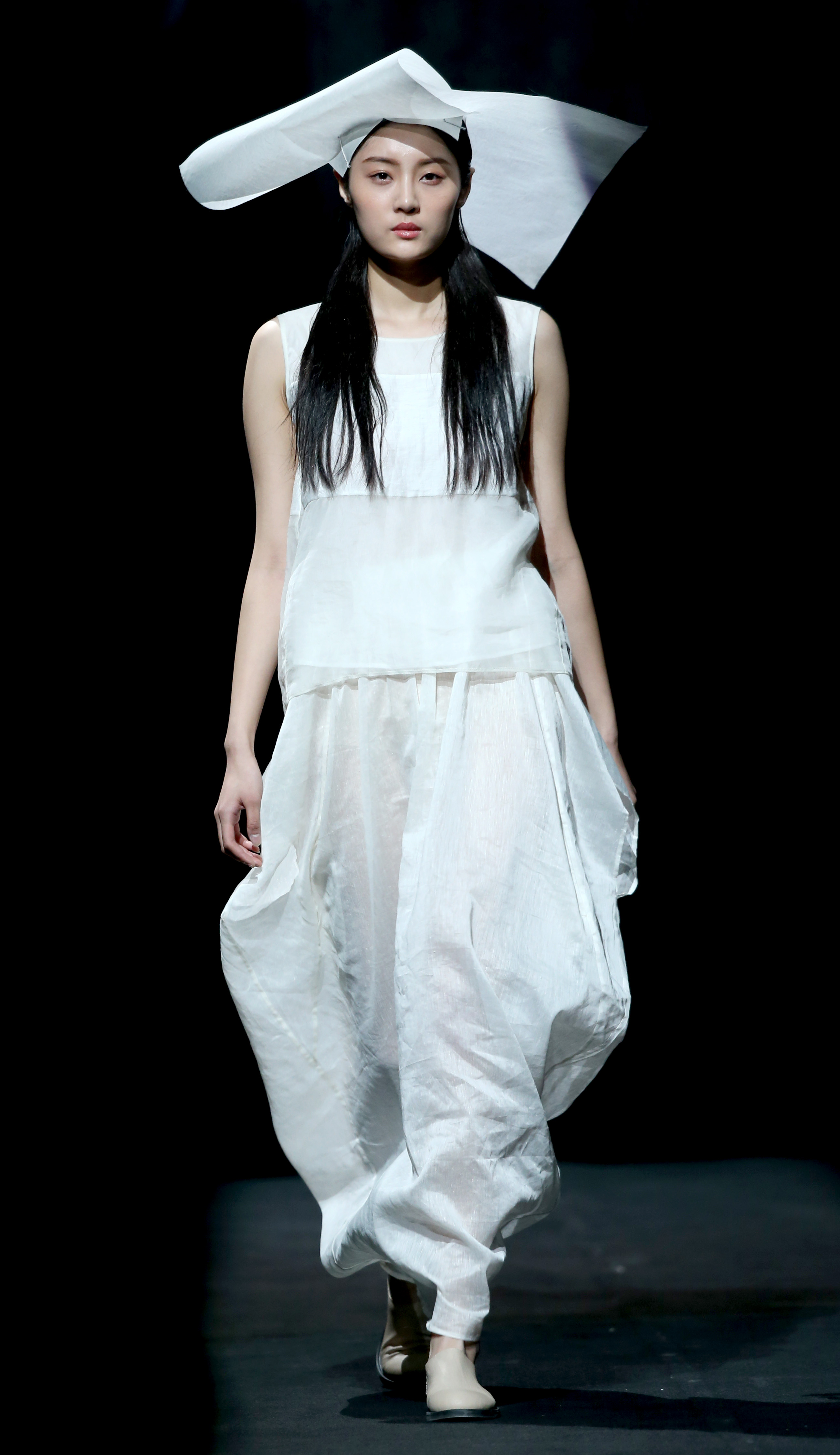 2016春夏中国国际时装周 容子木·李铂楠时装发布 新华社记者陈建力摄