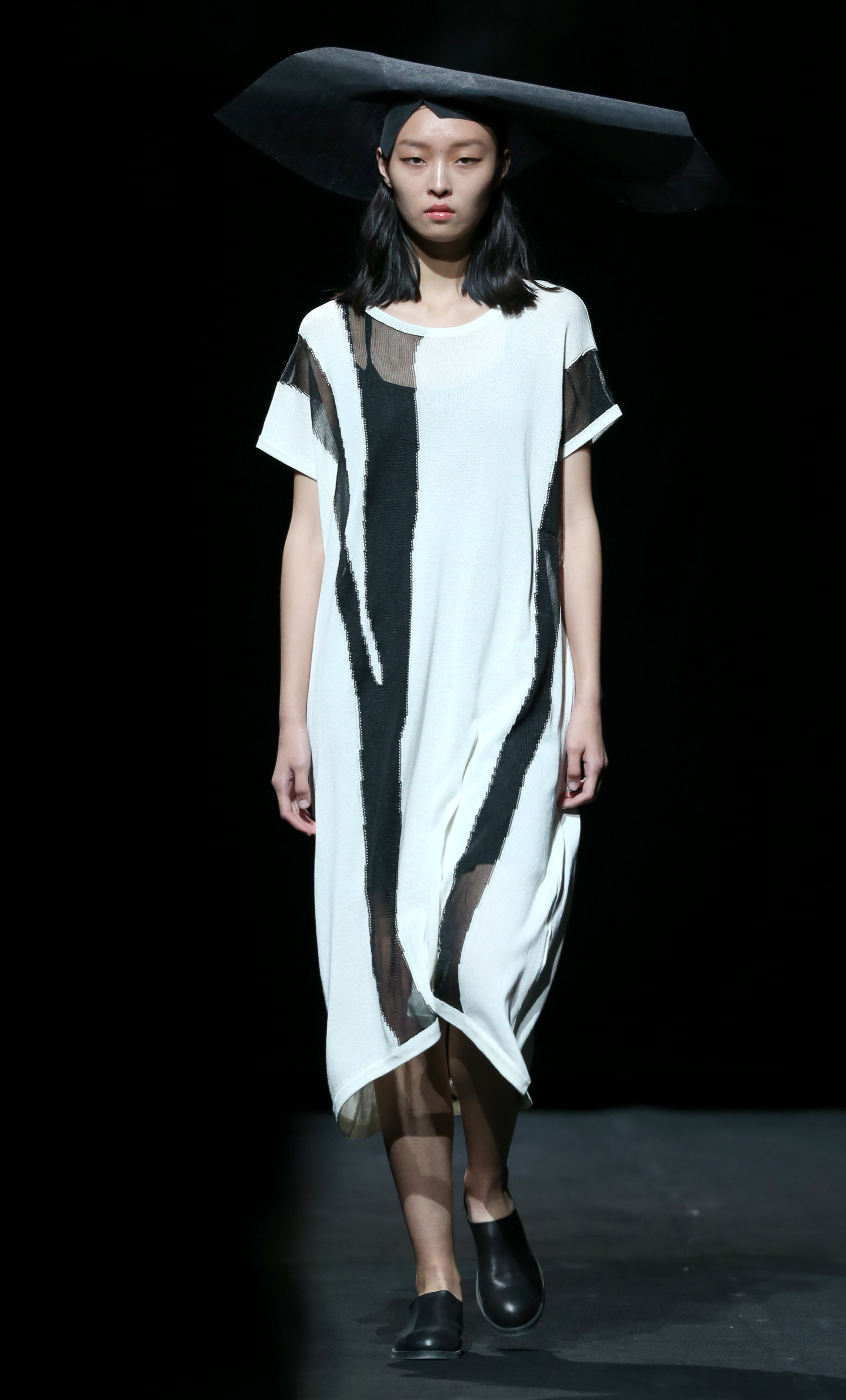 2016春夏中国国际时装周 容子木·李铂楠时装发布 新华社记者陈建力摄