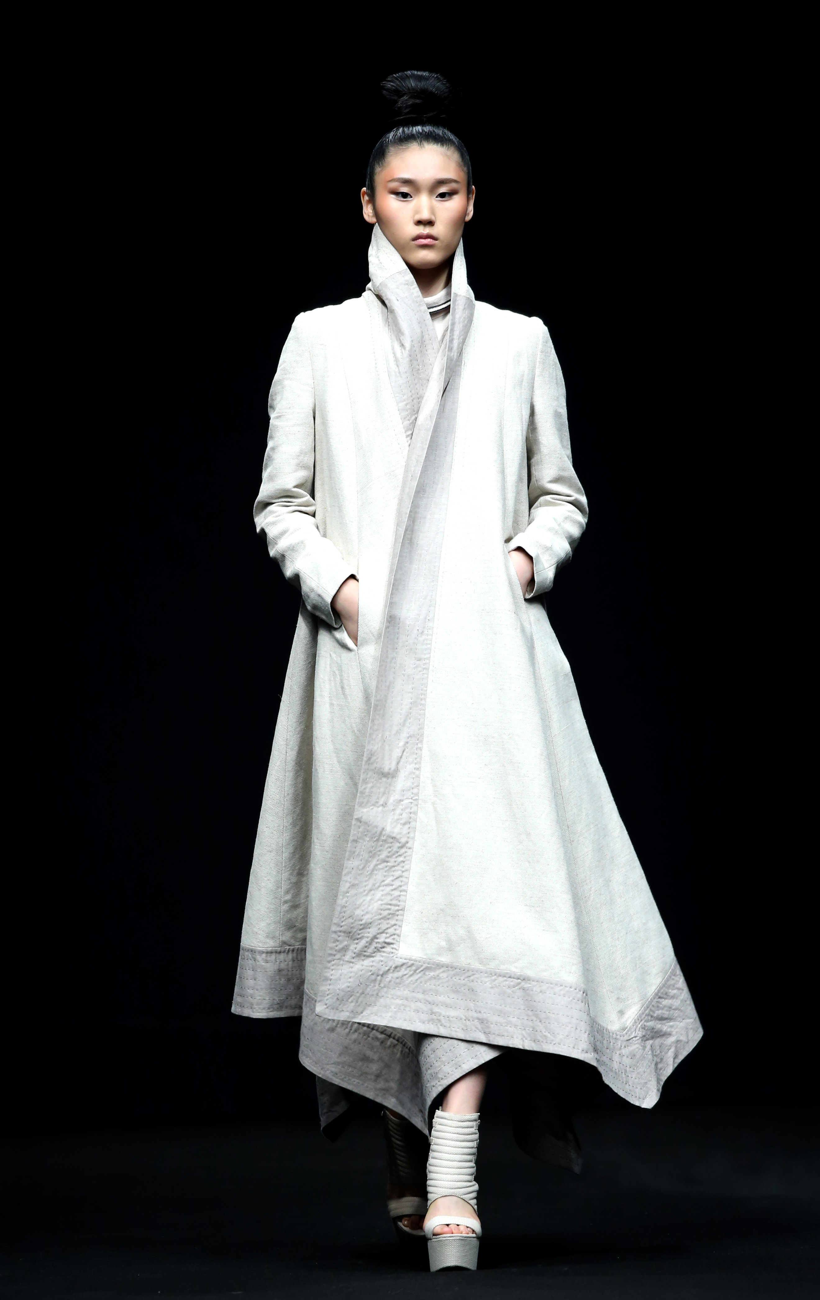 2016春夏中国国际时装周 中纺设计中心·李石勇时装发布 新华社记者陈建力摄