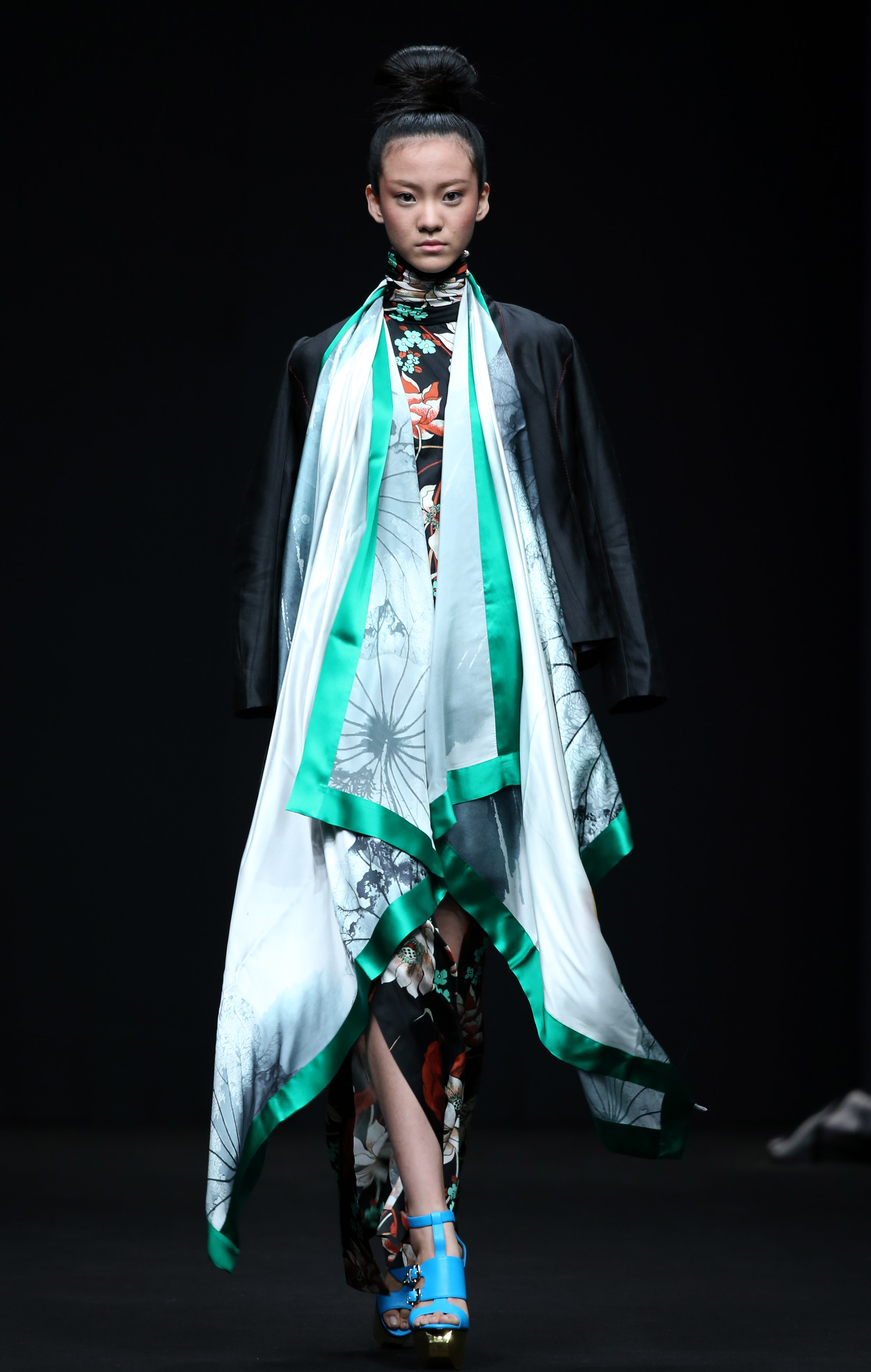 2016春夏中国国际时装周 中纺设计中心·李石勇时装发布 新华社记者陈建力摄