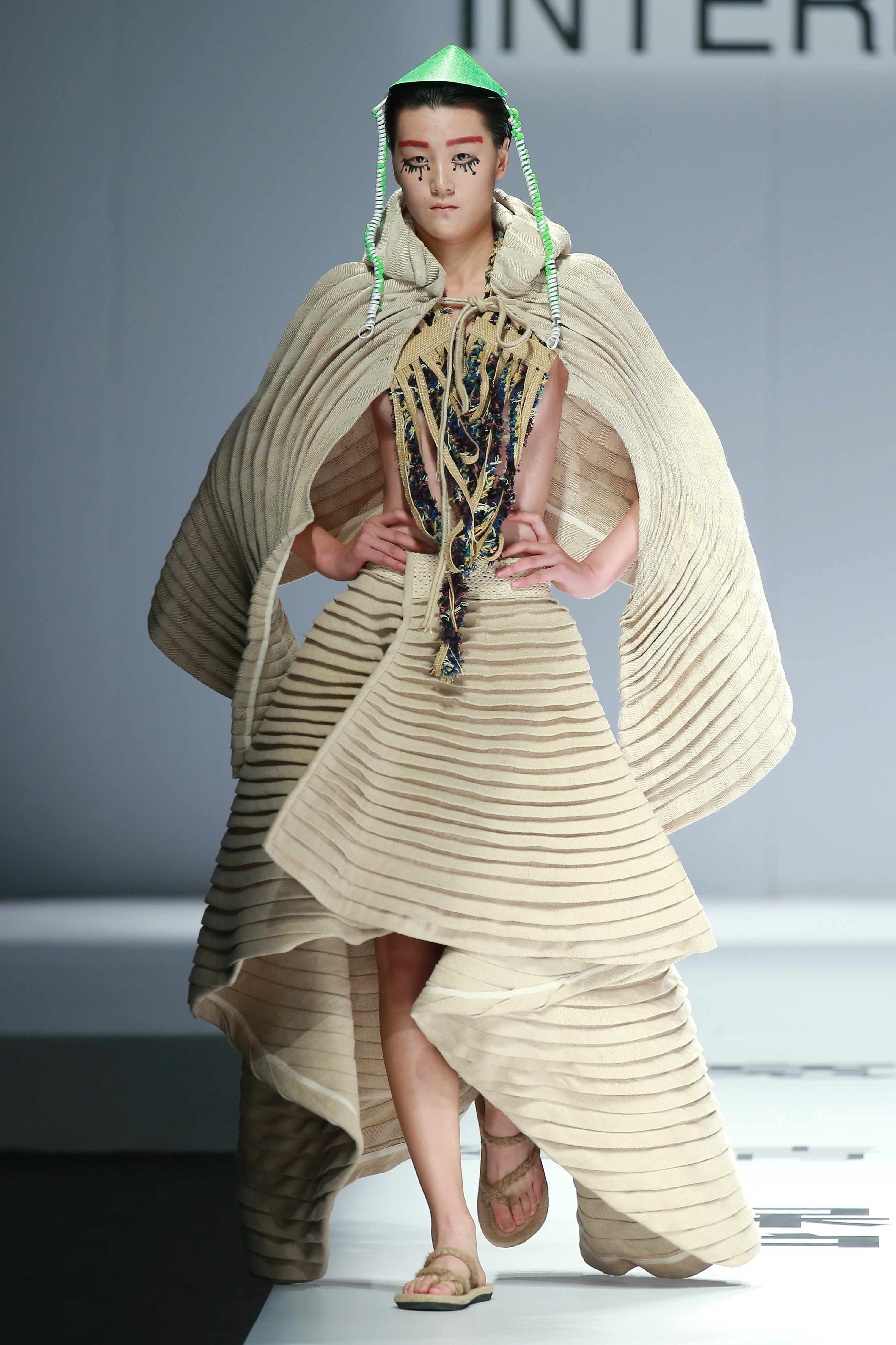 2016春夏中国国际时装周 中法艾蒙时尚学院2015届毕业生作品发布