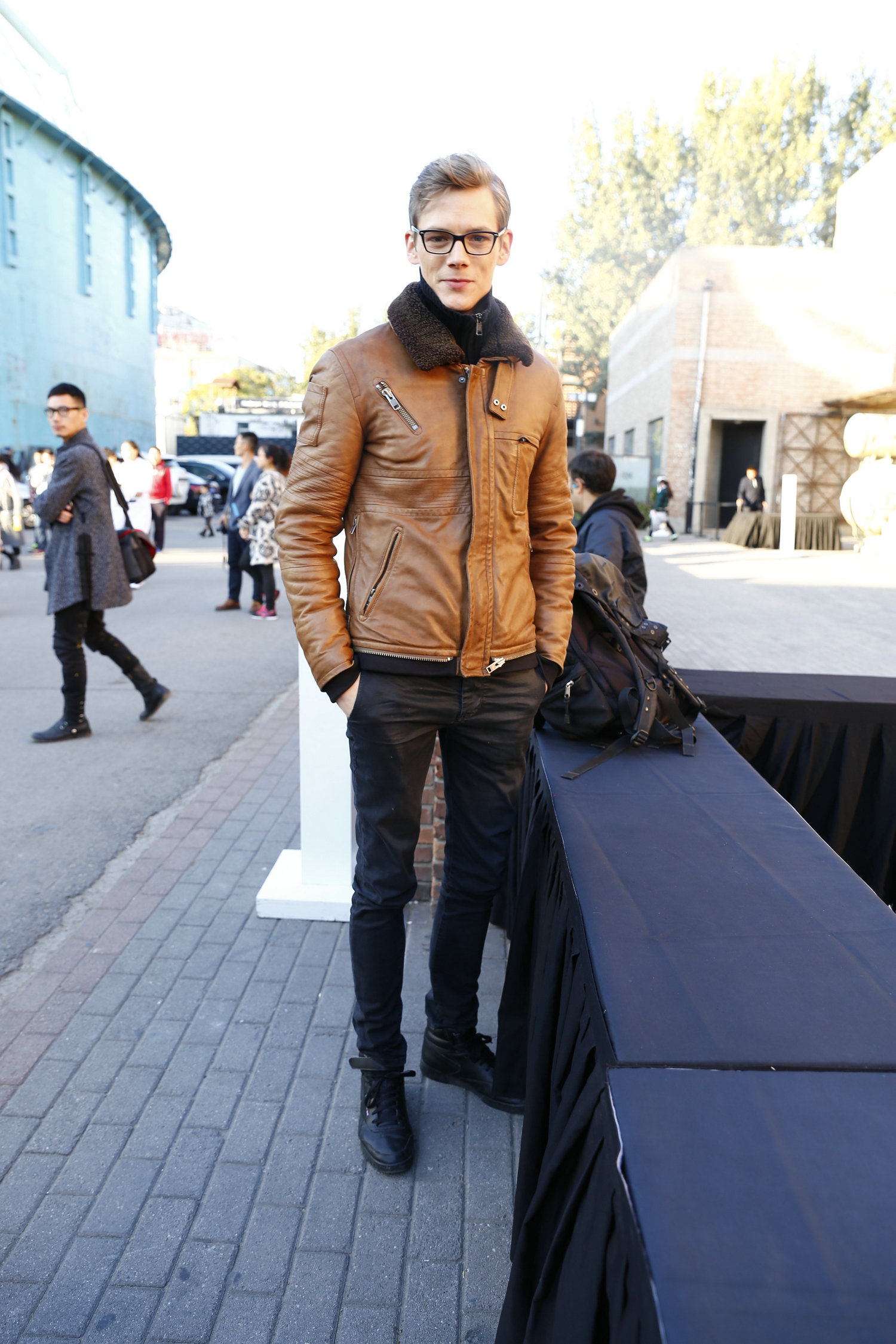 拍摄这个小哥的时候,身边的朋友已经开始怂恿我要电话了。好像随时随地都准备好登上时尚大片。