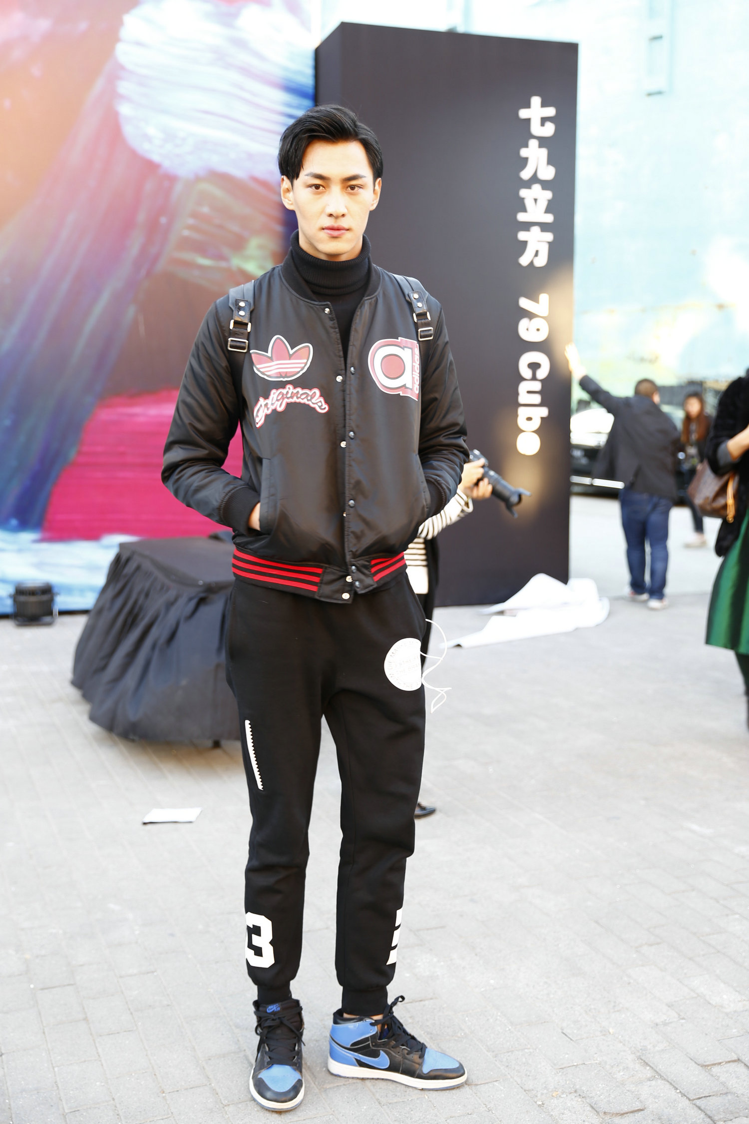 棱角分明的脸+模特身材，即使是随意搭配运动服也有别样的气质。