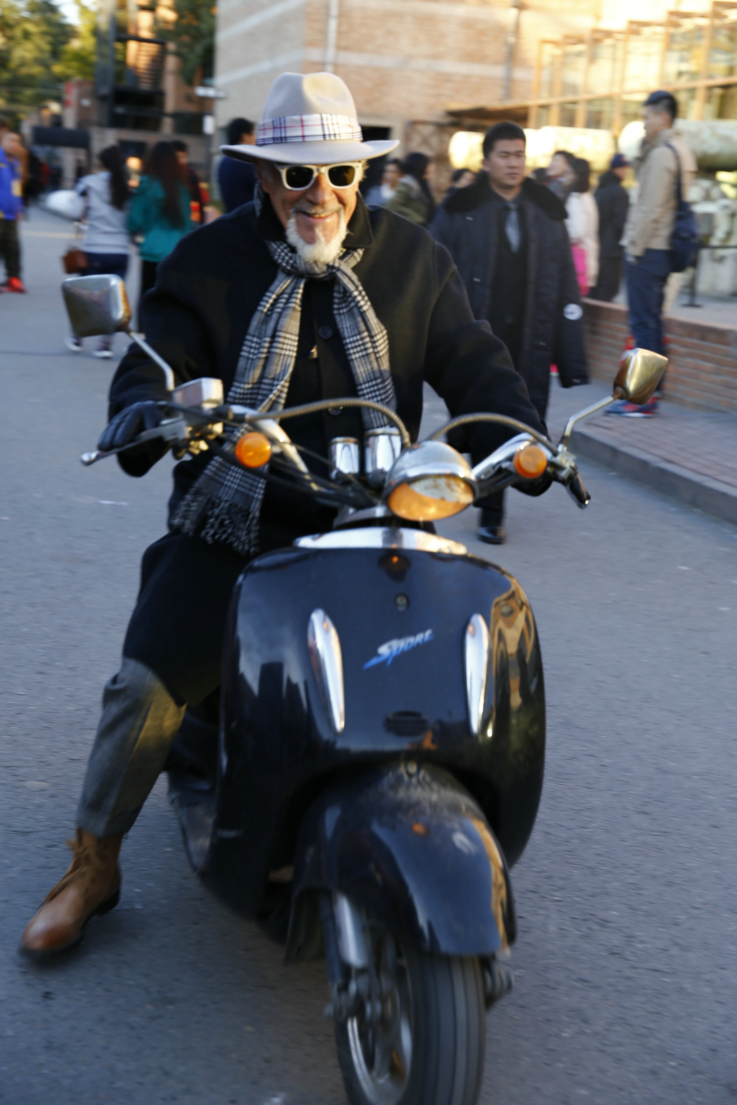 玩心未泯的老顽童：前天还在优雅的品茶，今日又突然变成英姿飒爽的摩托骑士。