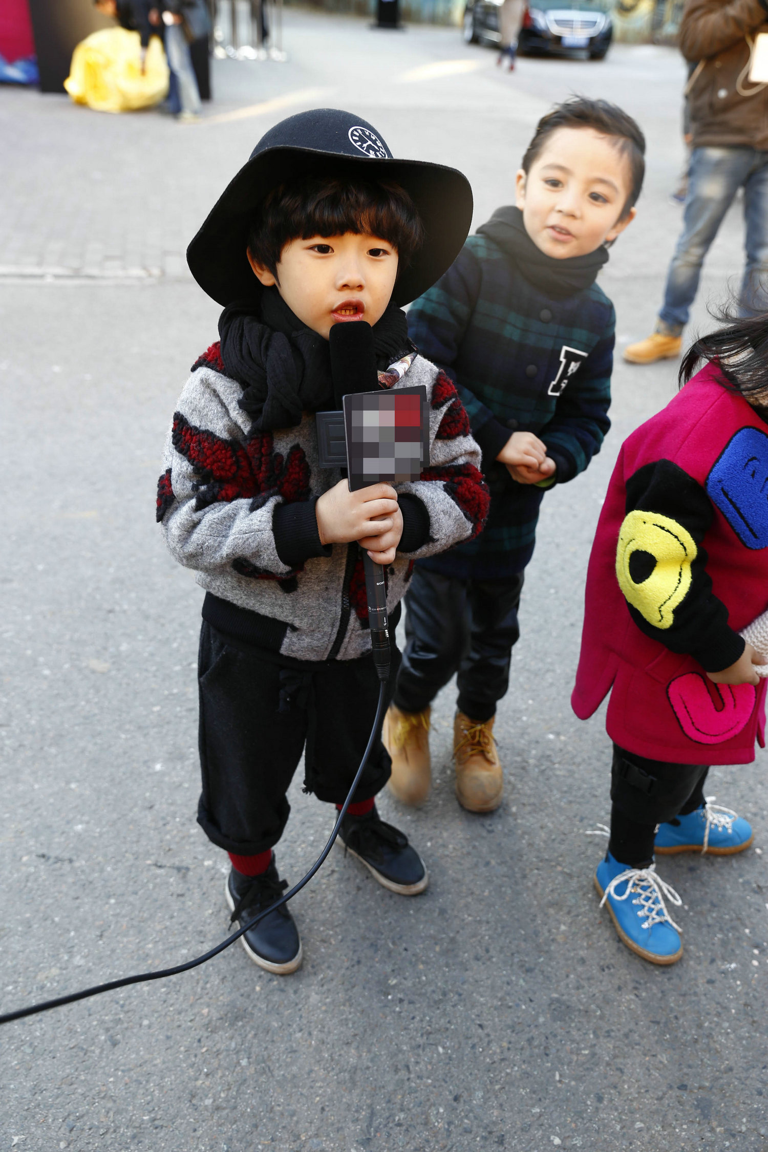 从小就有明星范儿，兴致勃勃的接受采访。