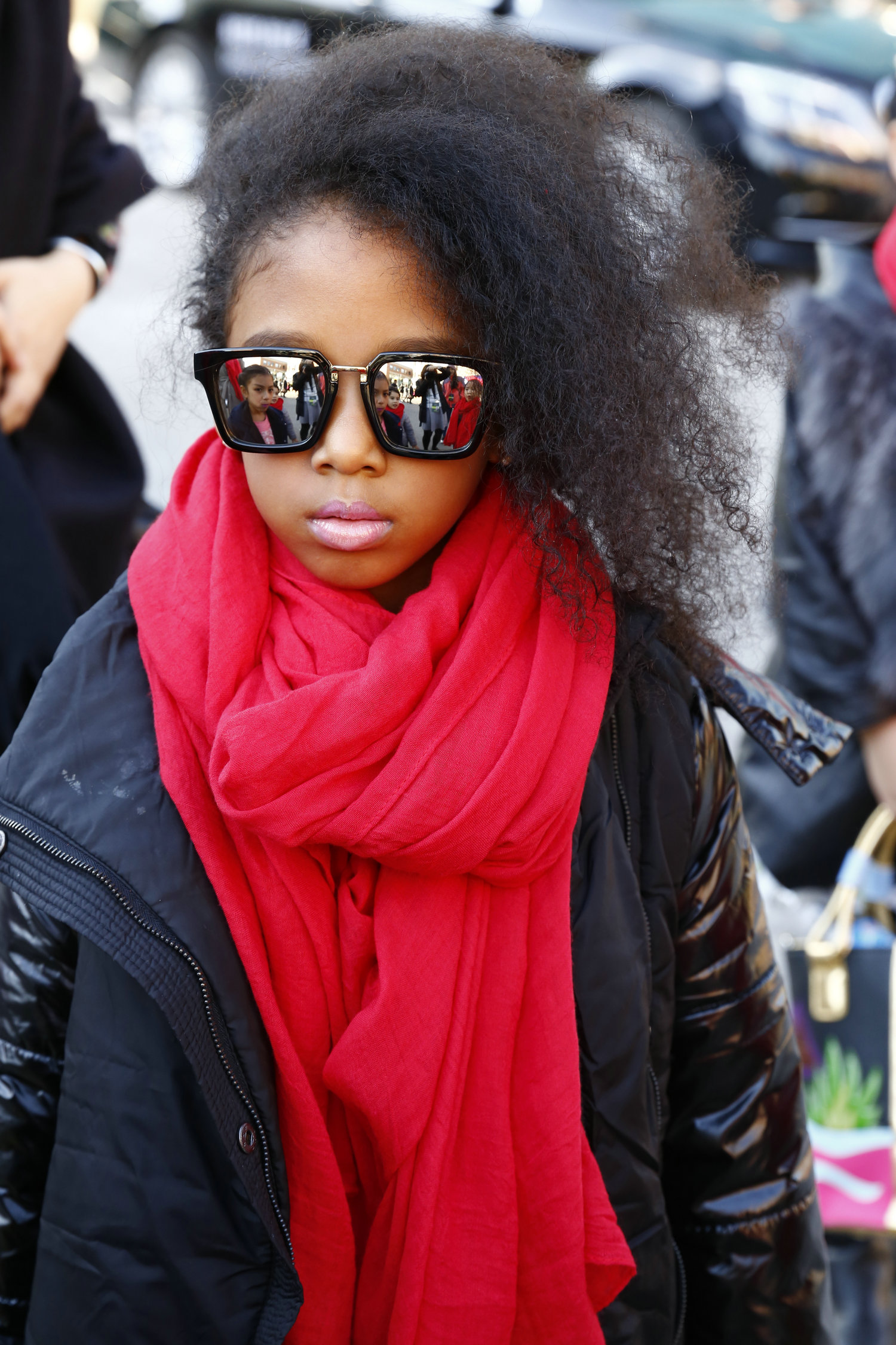 从小就深谙：超模是绝对不能笑的，表情一定要有杀气！