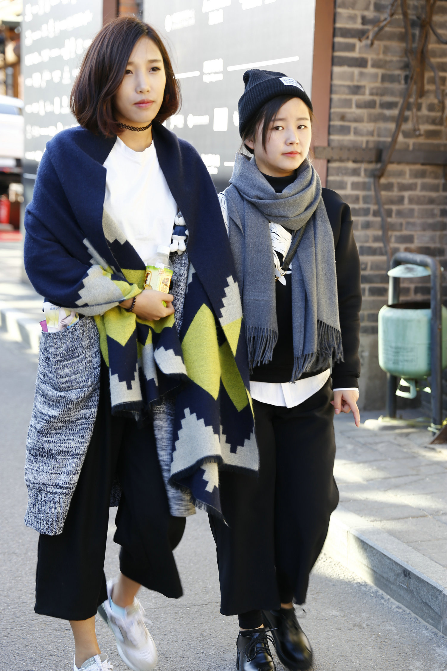 阔腿裤+披风围巾，再冷也坚持露脚踝，二位一身时尚弄潮儿的气息。