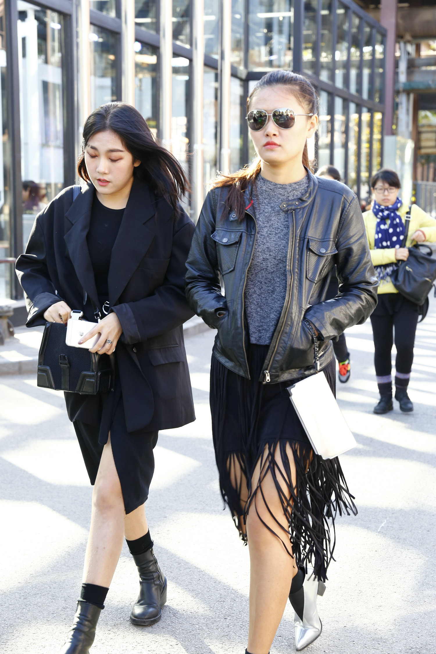 特别佩服这些露腿的姑娘，风度和温度果然只能二选其一。流苏绝对是增强腿部美颜度的利器！