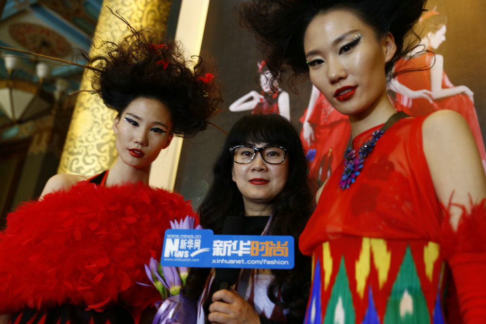 新疆艾德莱斯研发推广中心设计总监、新疆丝路之星有限公司设计总监 程应奋接受新华时尚专访