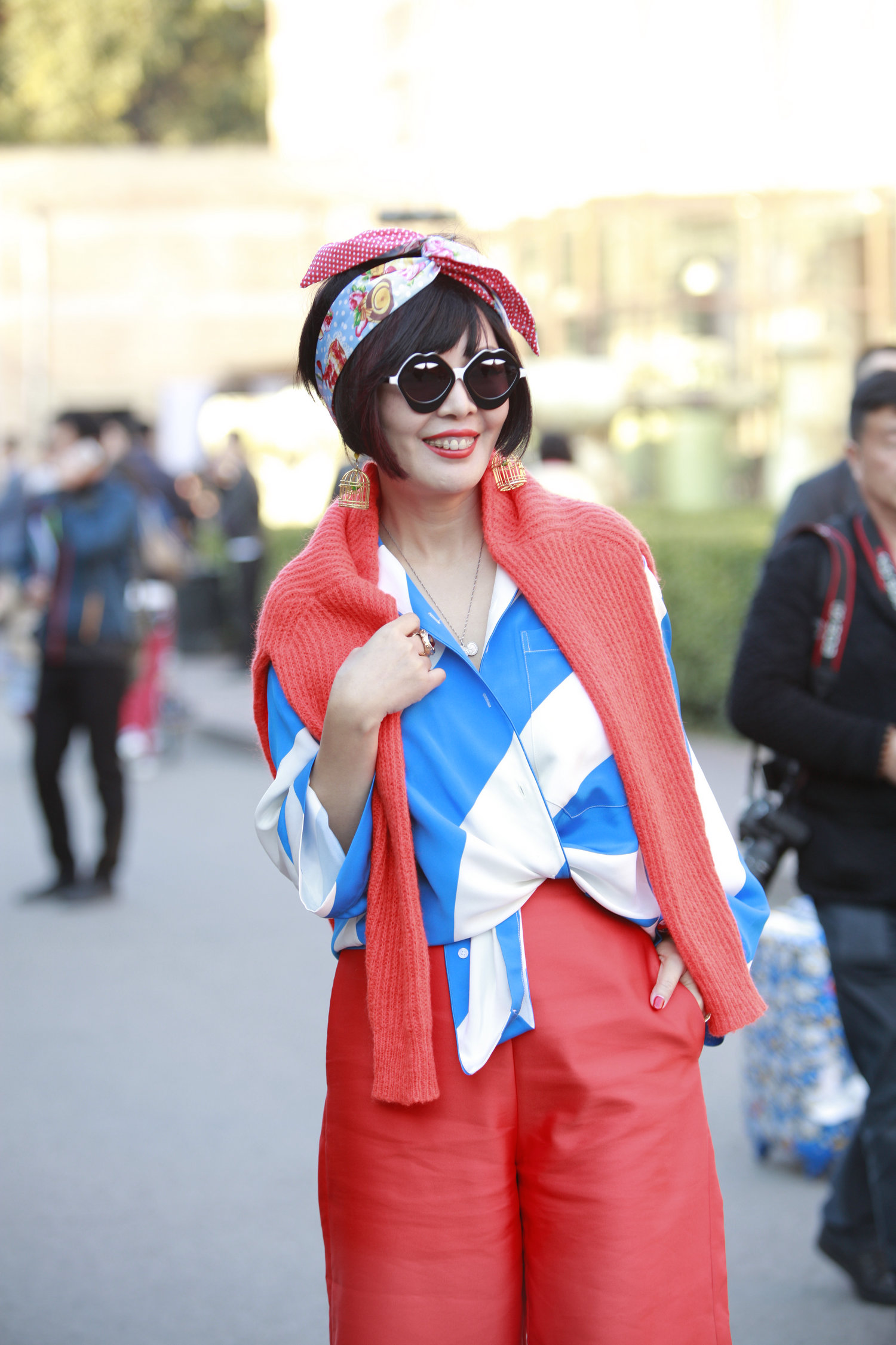 颜色不怕多就怕不会搭！红白蓝色彩，鲜艳亮丽，都让人忘记了冷飕飕的天气，头巾的点睛也让整体更加抢眼。