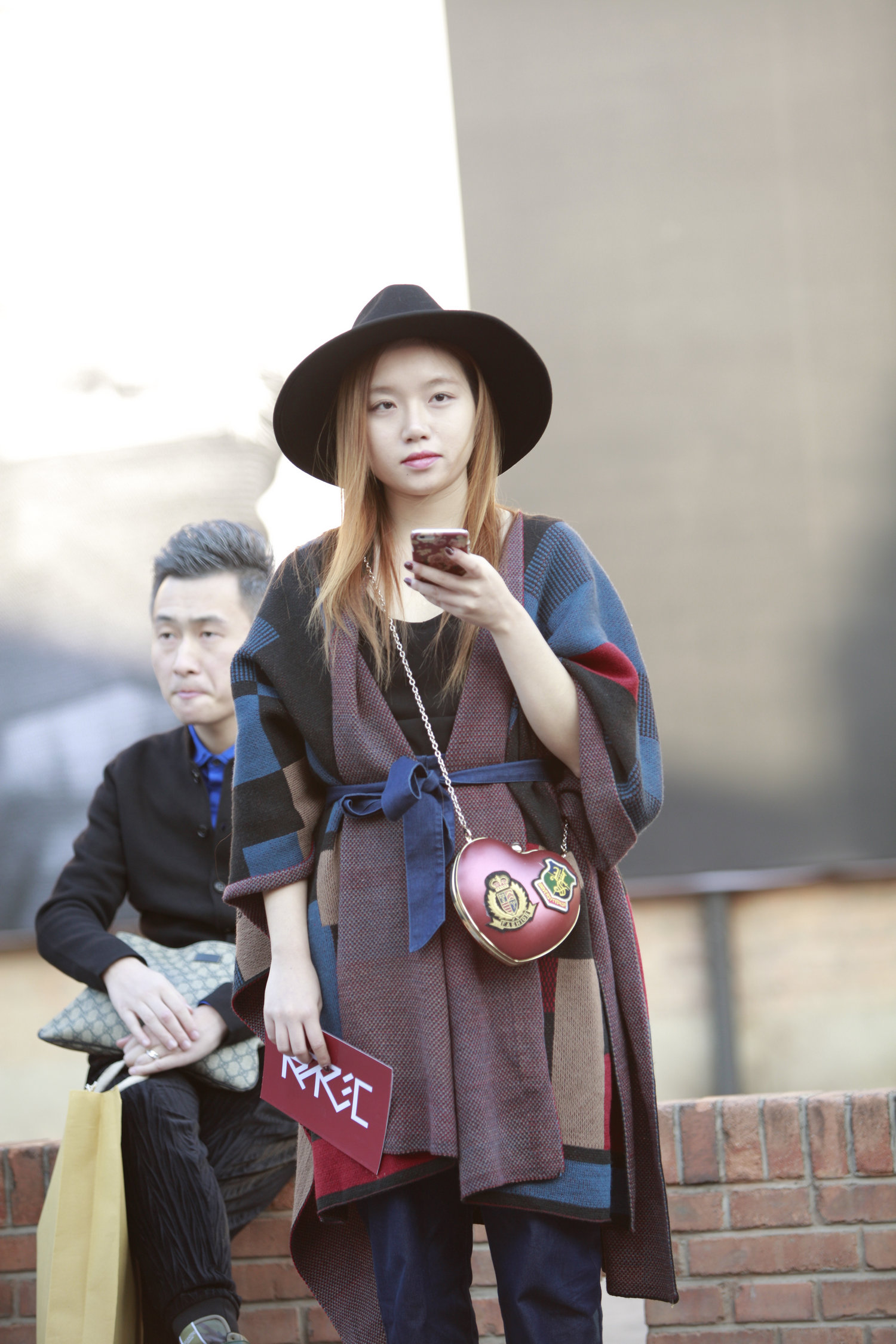 帽子有些灵气，衣服有些“古怪”感，链条包包增添可爱，你看我们镜头就对啦！