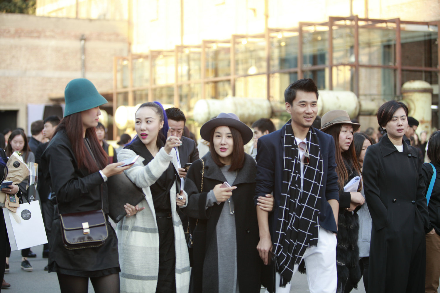 这是组团出来“显摆”时尚吗？每个人都有自己的特色，很不错哟。