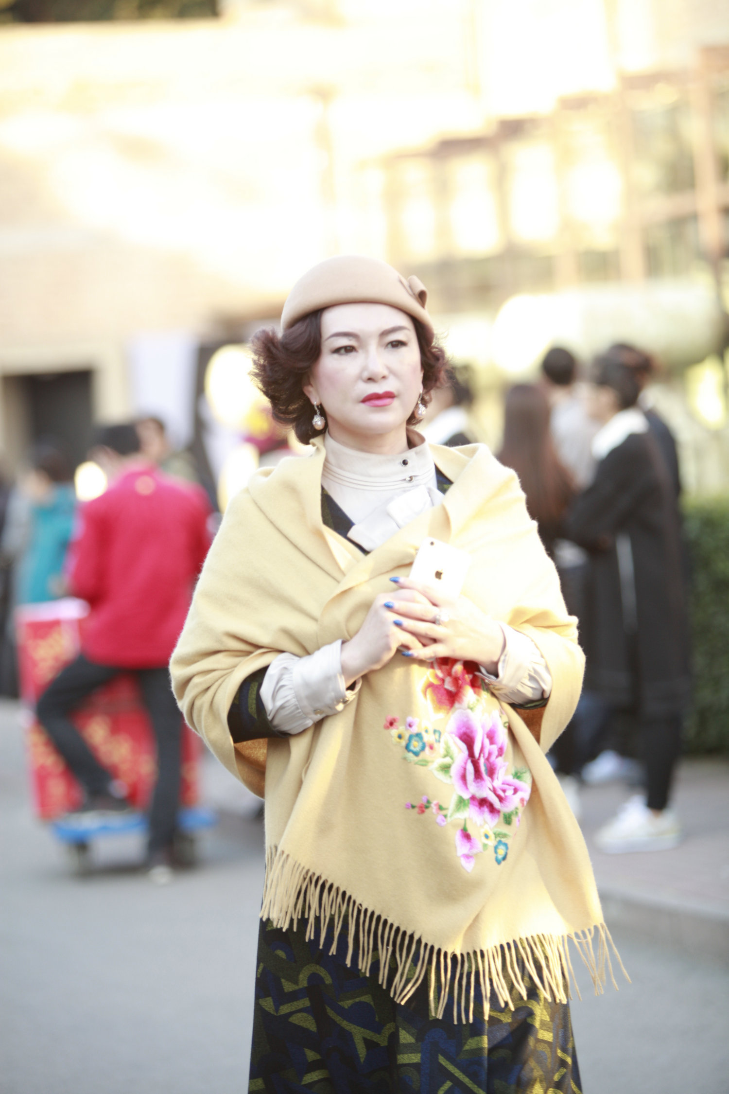 帽子和披肩的精心搭配和谐，披肩上的绣花很美。