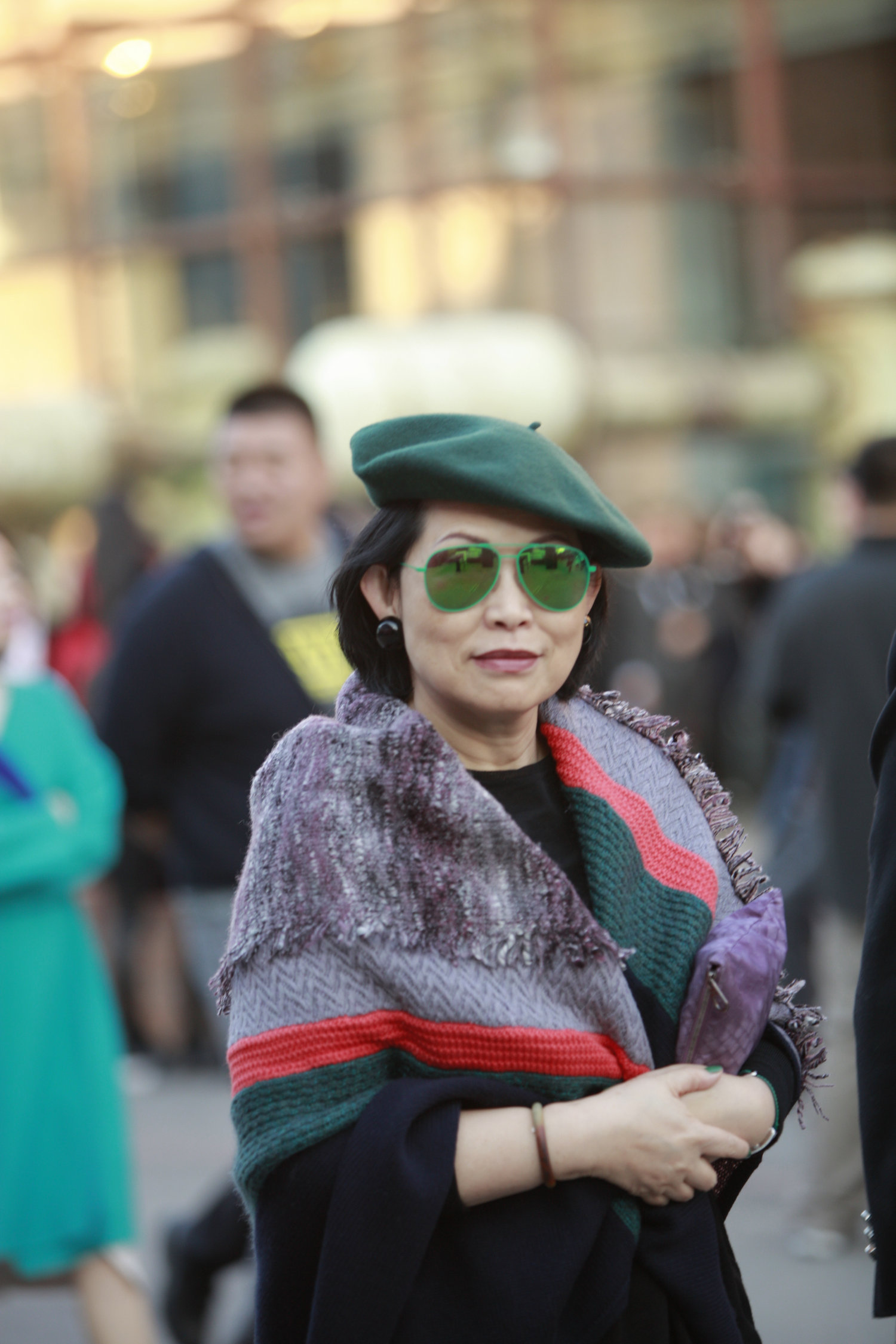 绿帽子和绿眼镜为秋色点缀了生机，走在街上想不抢眼都很难。