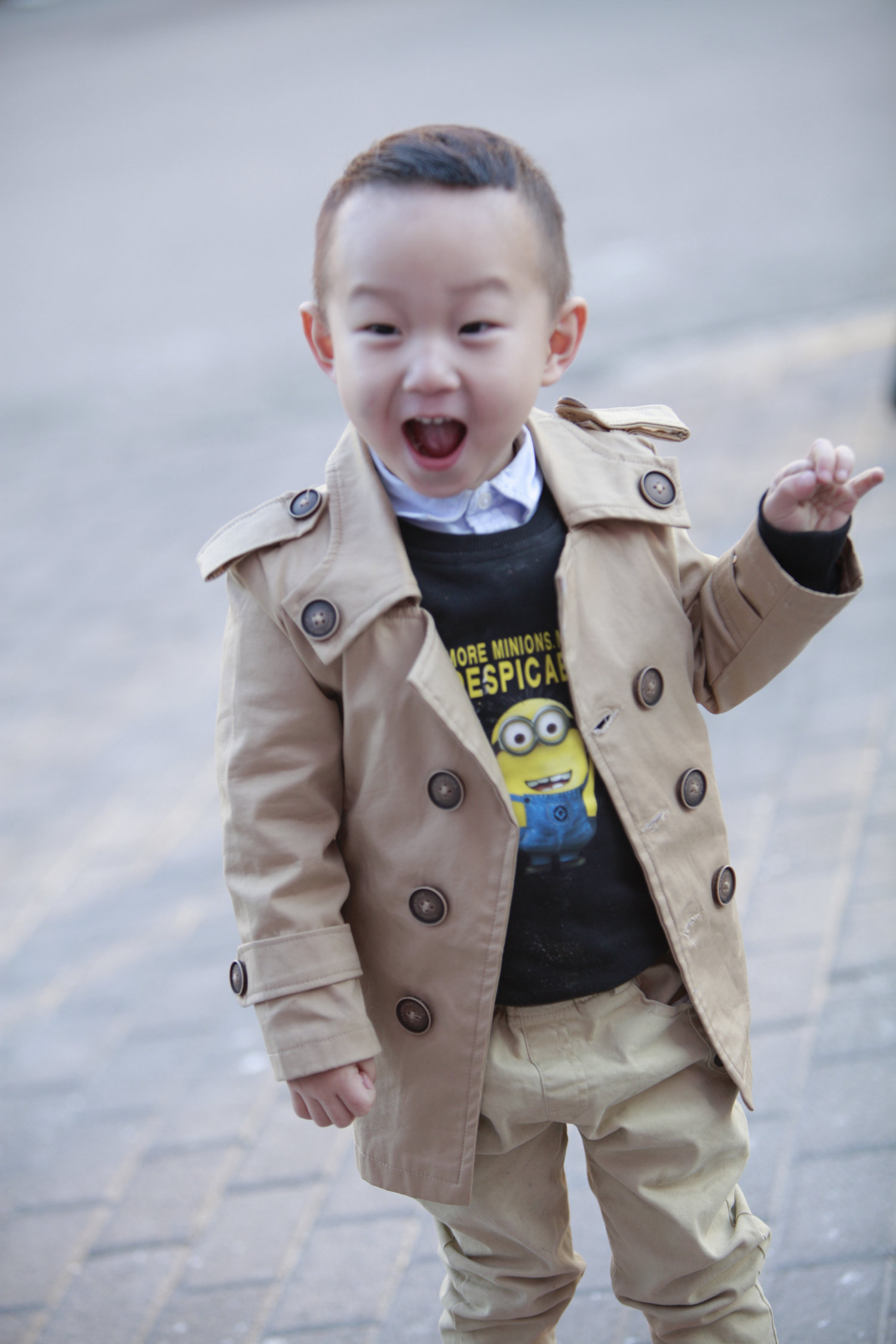 这位小朋友，表情手势都很到位呢，快快长大来耍酷吧。