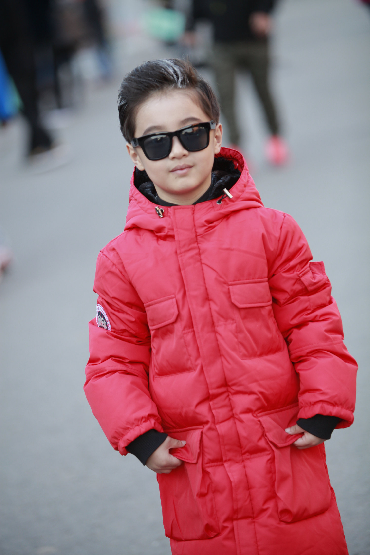 有墨镜做道具，有姿势来撑腰，虽然小，很酷哟！