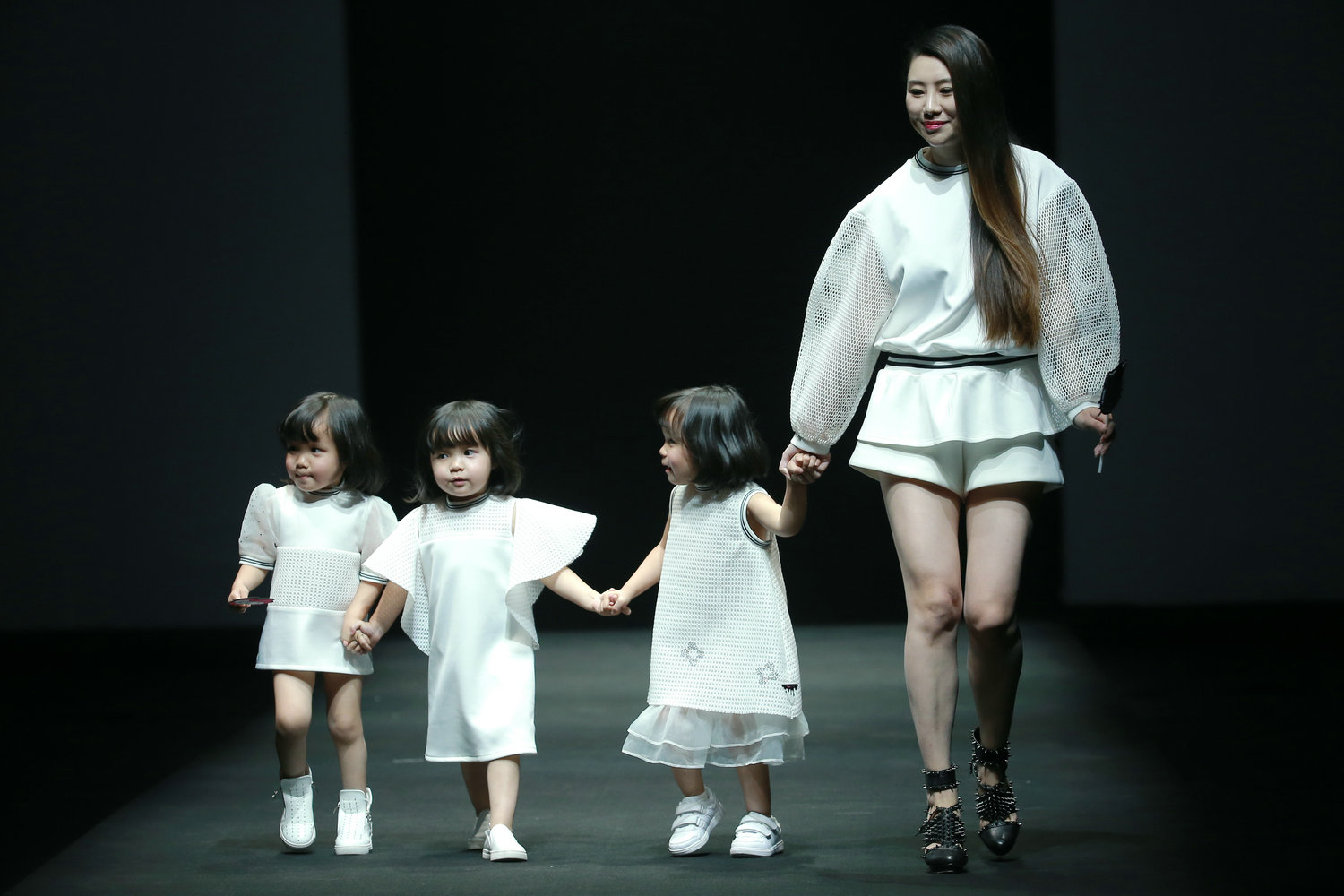 2016春夏系列中国国际时装周 Hello Kitty&My Melody·Comme Tu Es亲子装发布