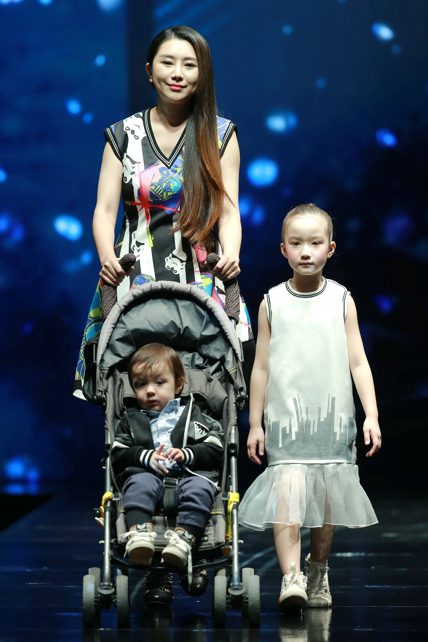 2016春夏系列中国国际时装周 刘嘉亲子装发布